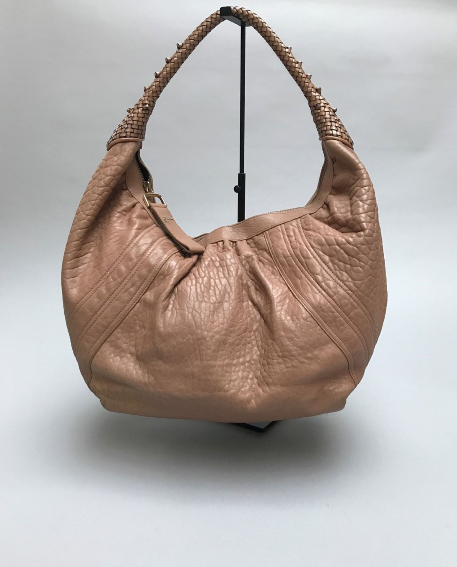 FENDI - GRAND SAC "SPY" en cuir grainé rose saumon, fermeture éclair, poignée en [...]