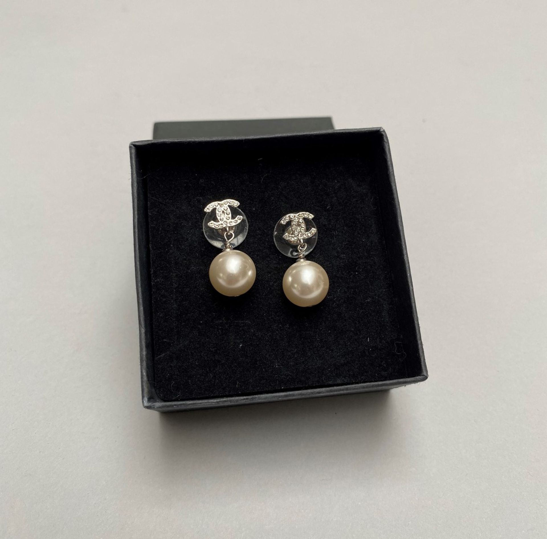 CHANEL - PAIRE DE BOUCLES D'OREILLES en métal argenté, serties d'une perle [...] - Bild 2 aus 2