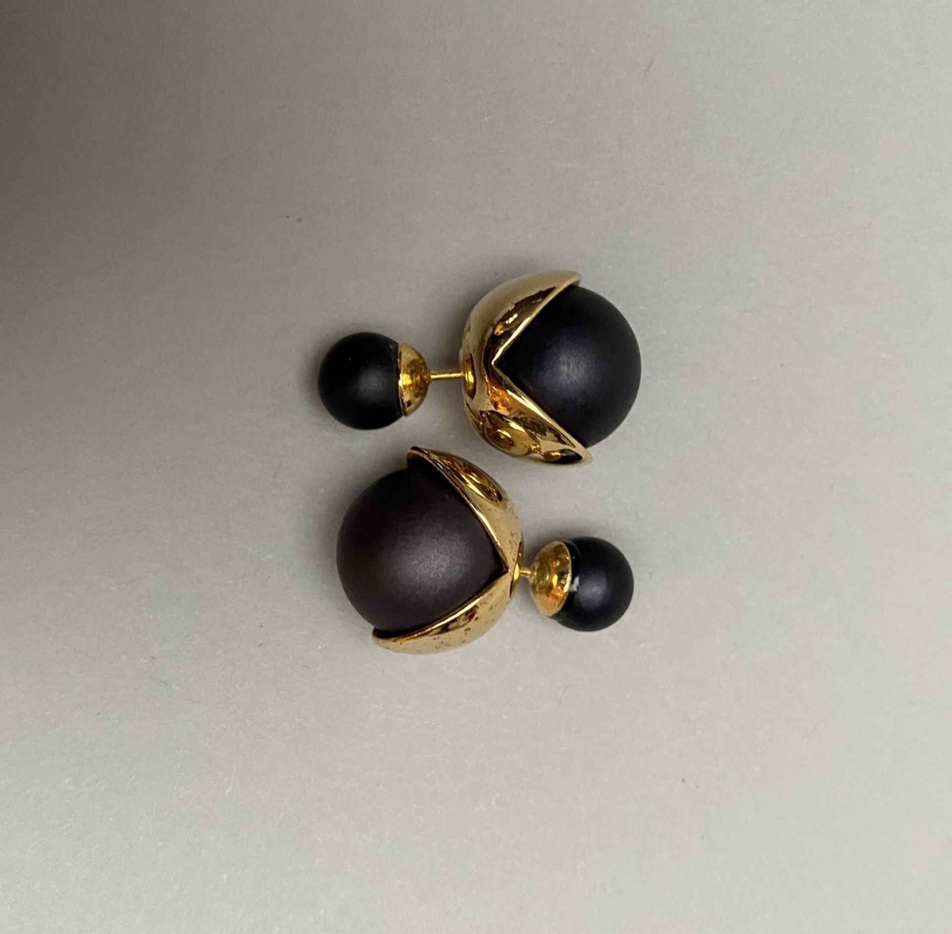 CHRISTIAN DIOR - PAIRE DE BOUCLES D'OREILLES en métal doré et résine noire matte. [...] - Image 2 of 4