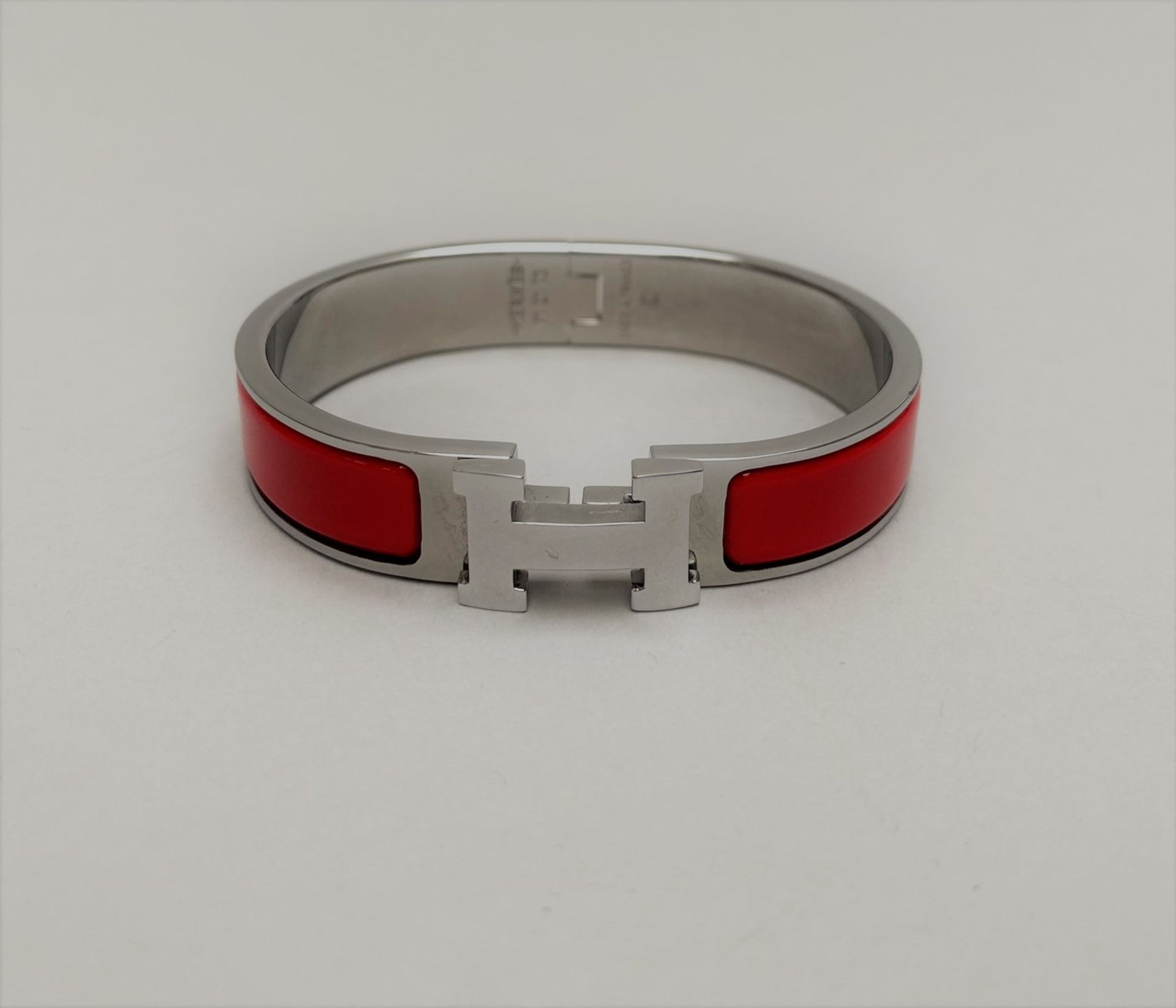 HERMES PARIS - BRACELET CLIC H en métal palladié et laque rouge, PM, poignée. [...]