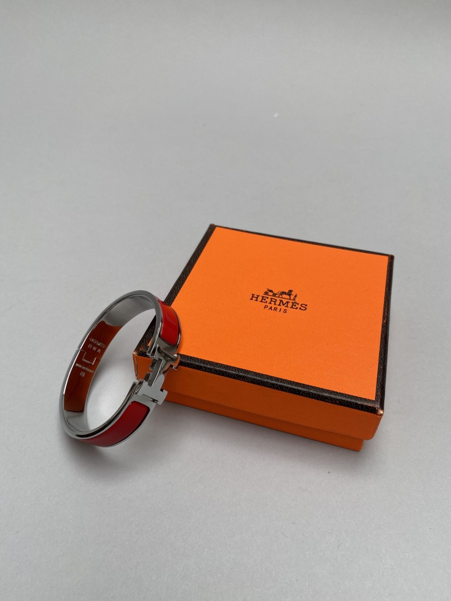 HERMES PARIS - BRACELET CLIC H en métal palladié et laque rouge, PM, poignée. [...] - Bild 2 aus 4