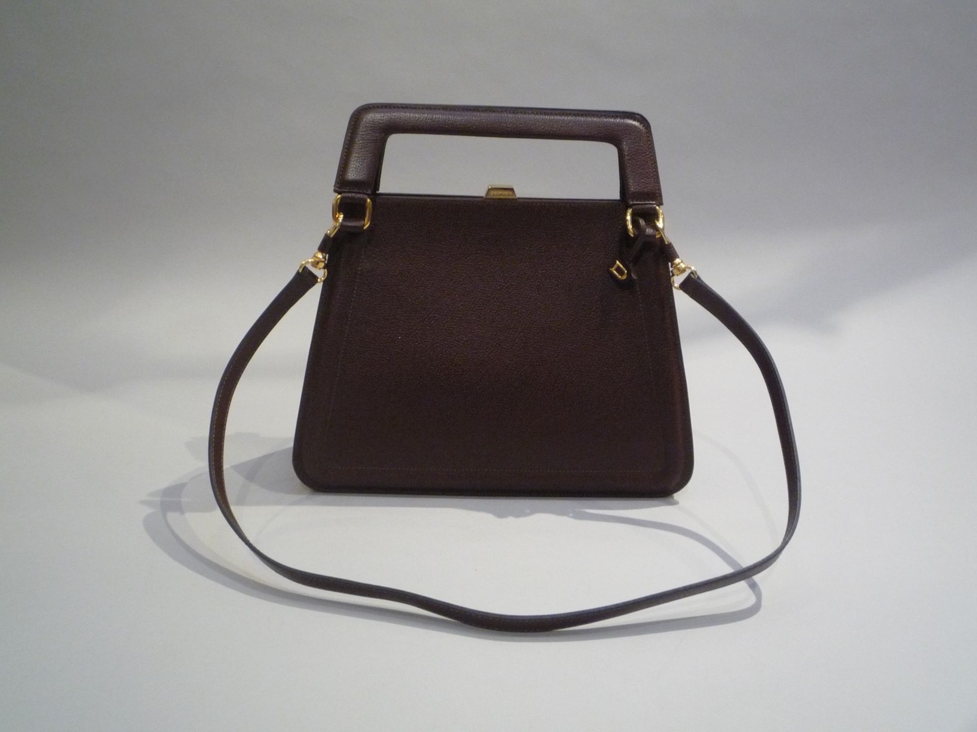 DELVAUX - SAC en cuir taurillon marron . Garniture en métal doré. Bandoulière [...]