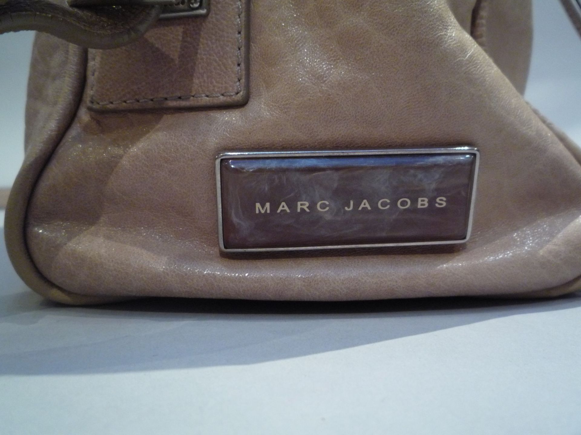 MARC JACOBS - SAC porté main en cuir rose pâle à décor de cabochons en résine. [...] - Image 3 of 6