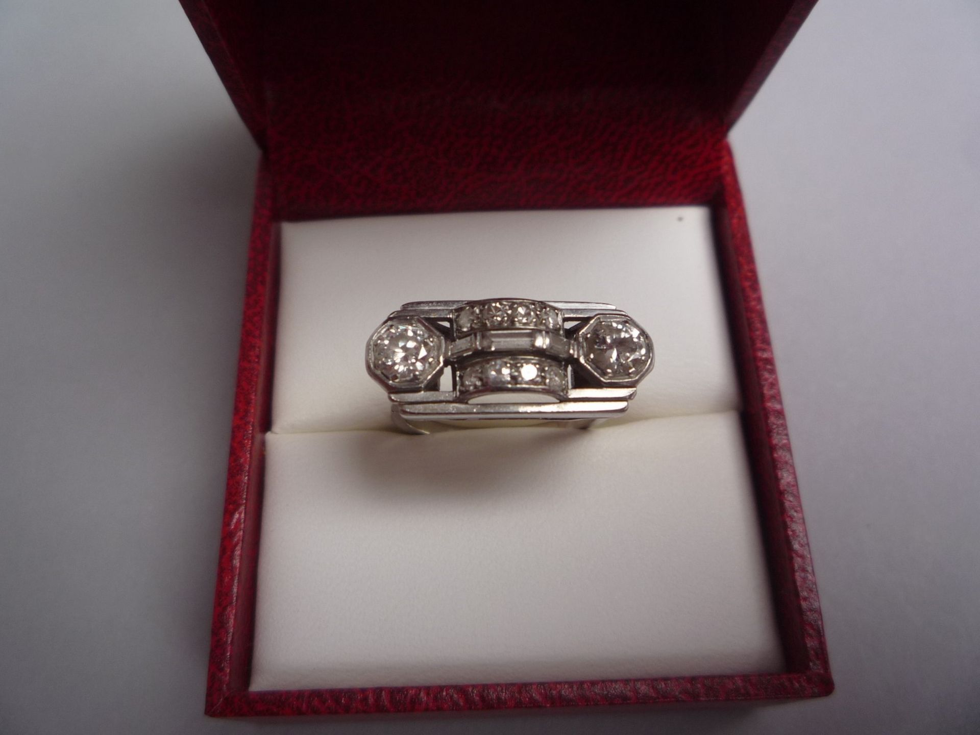 BAGUE JONC ART DECO à pont en platine 950 à épaulement ornée de deux diamants [...]