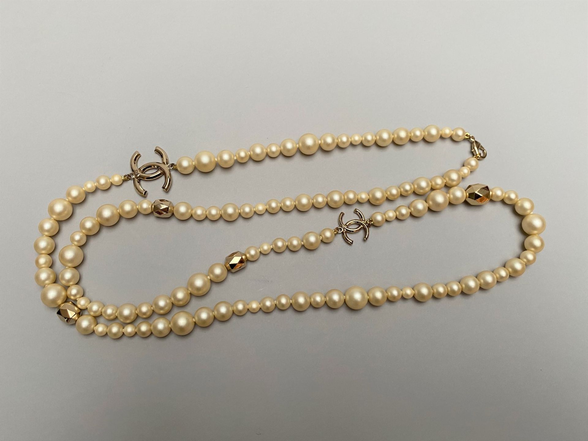 CHANEL - SAUTOIR en perles d'imitation entrecoupées de perles et sigles CC en [...] - Bild 2 aus 3