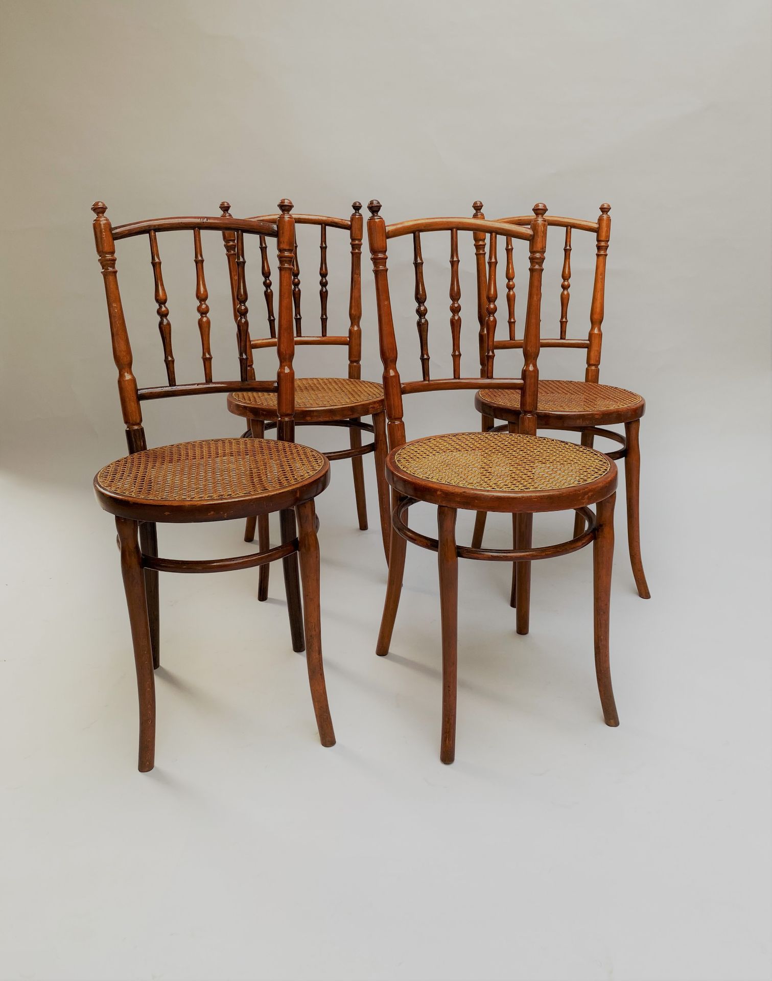 Jacob & Joseph KOHN (1867-?) - Ensemble de 4 chaises en hêtre plongé, vers 1900 - [...]