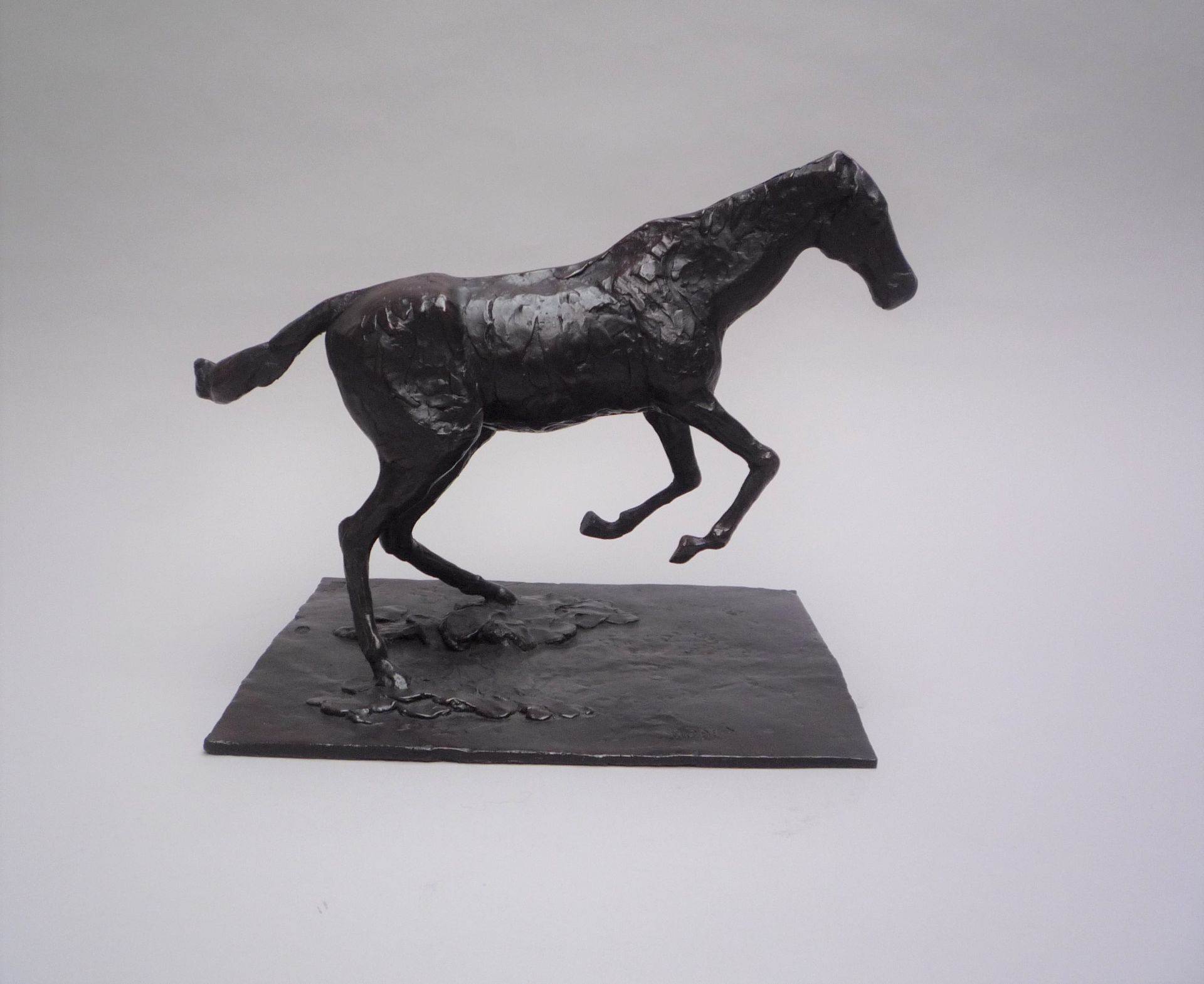 Edgar DEGAS (1834-1917), D'Après - Cheval enlevant sur l'obstacle - Bronze à [...]