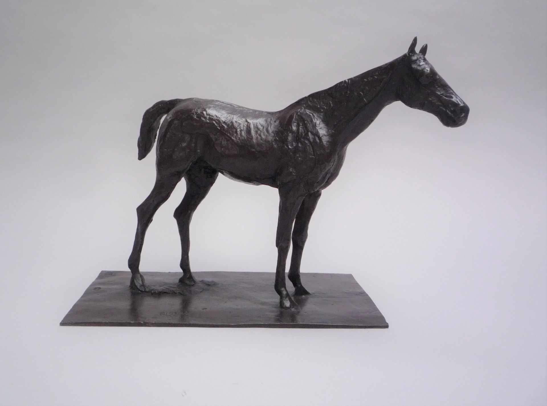 Edgar DEGAS (1834-1917), D'Après - Cheval arrêté - Bronze à patine brune [...]