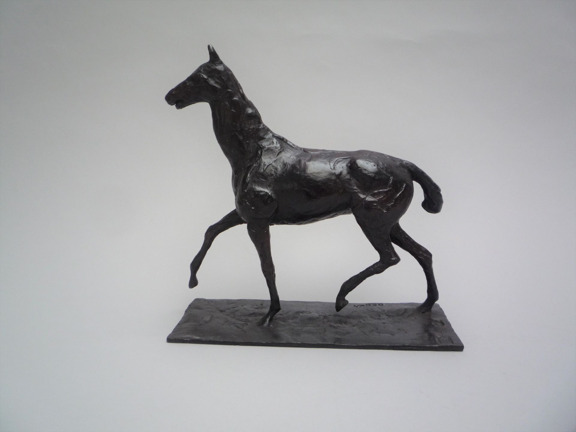 Edgar DEGAS (1834-1917), D'Après - Cheval marchant au pas relevé - Bronze à [...]