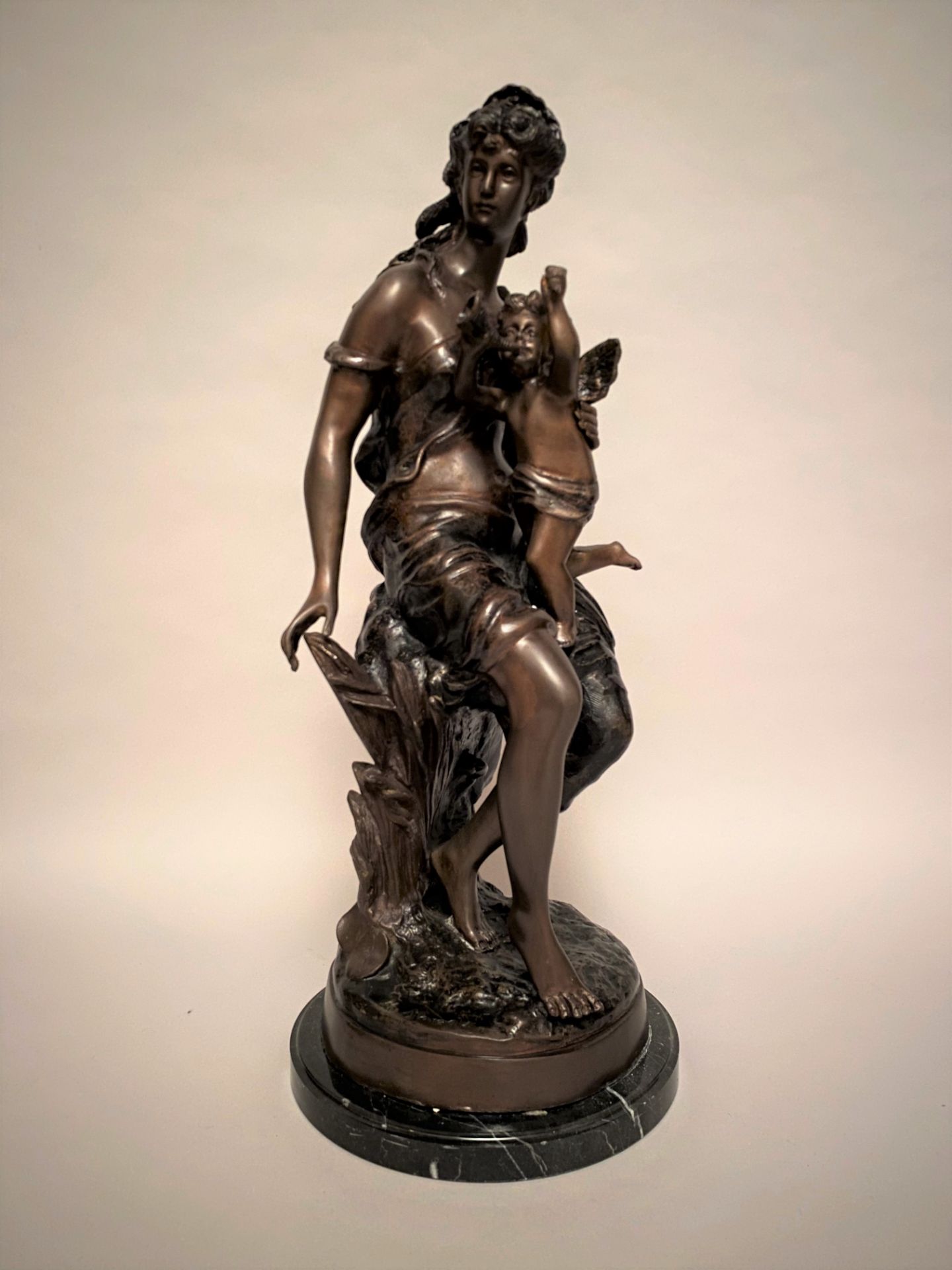 MATHURIN MOREAU (1822-1912) - Jeune femme au cupidon - Bronze à patine brune [...]