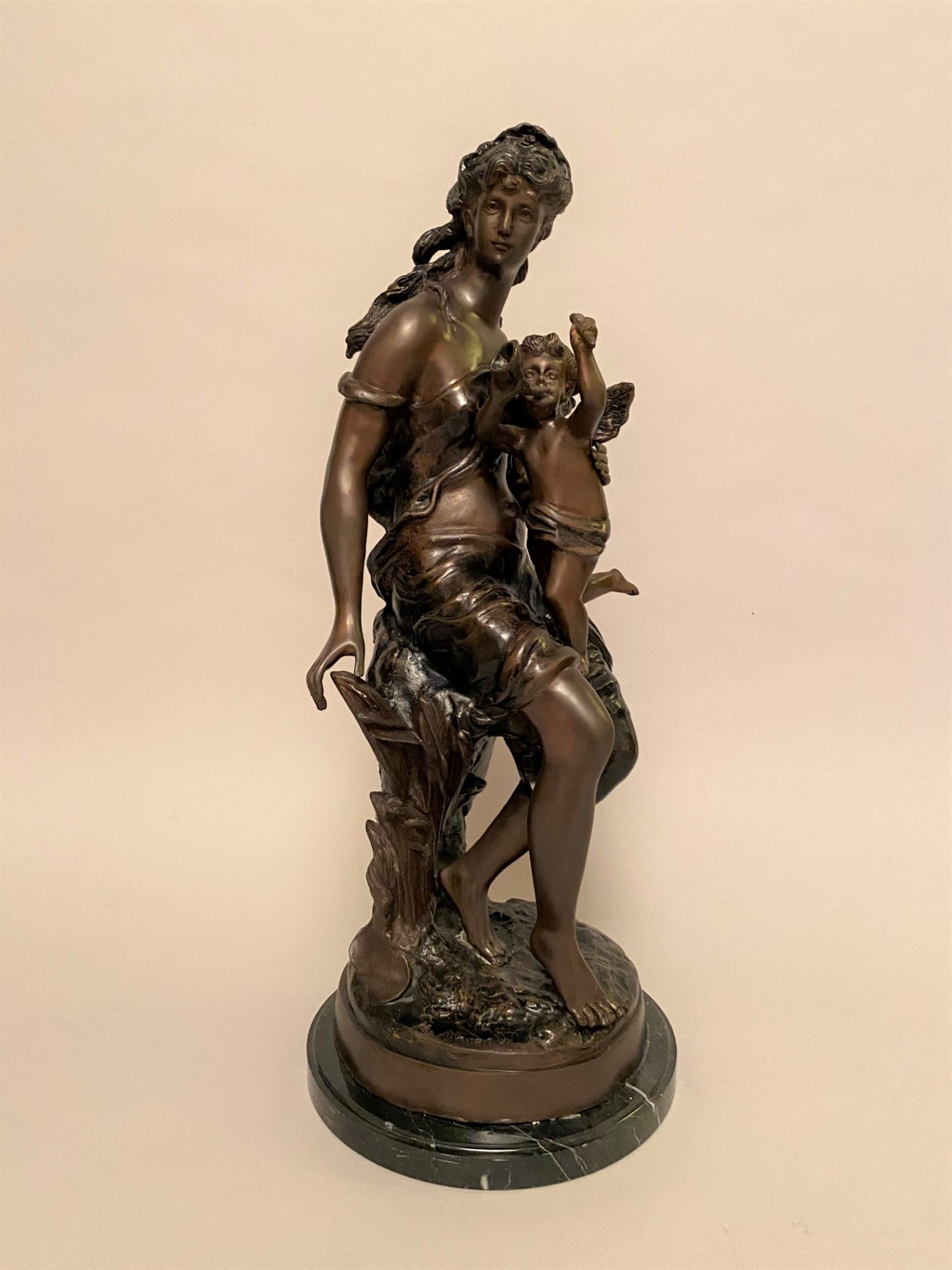 MATHURIN MOREAU (1822-1912) - Jeune femme au cupidon - Bronze à patine brune [...] - Bild 3 aus 6