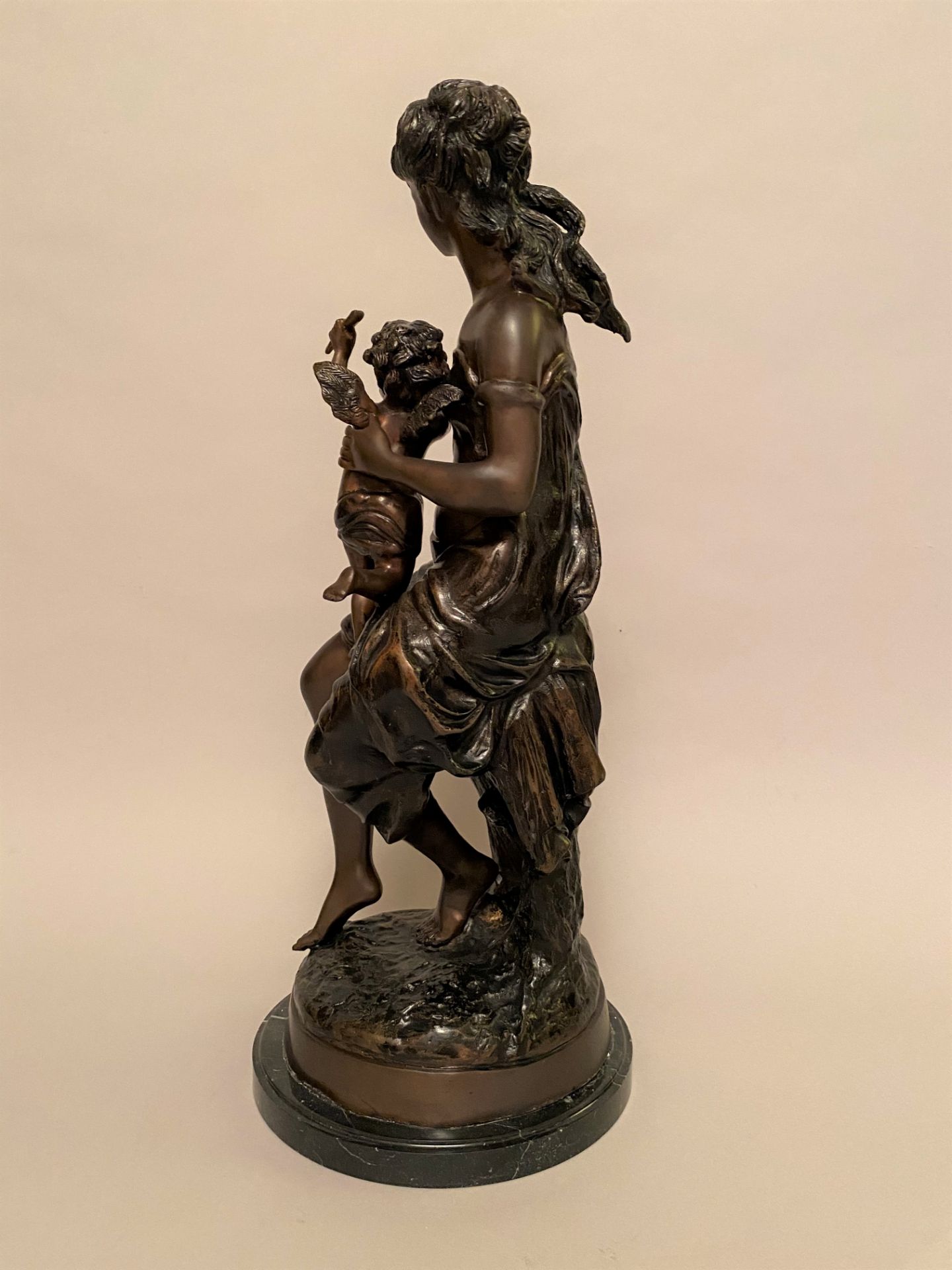 MATHURIN MOREAU (1822-1912) - Jeune femme au cupidon - Bronze à patine brune [...] - Bild 4 aus 6