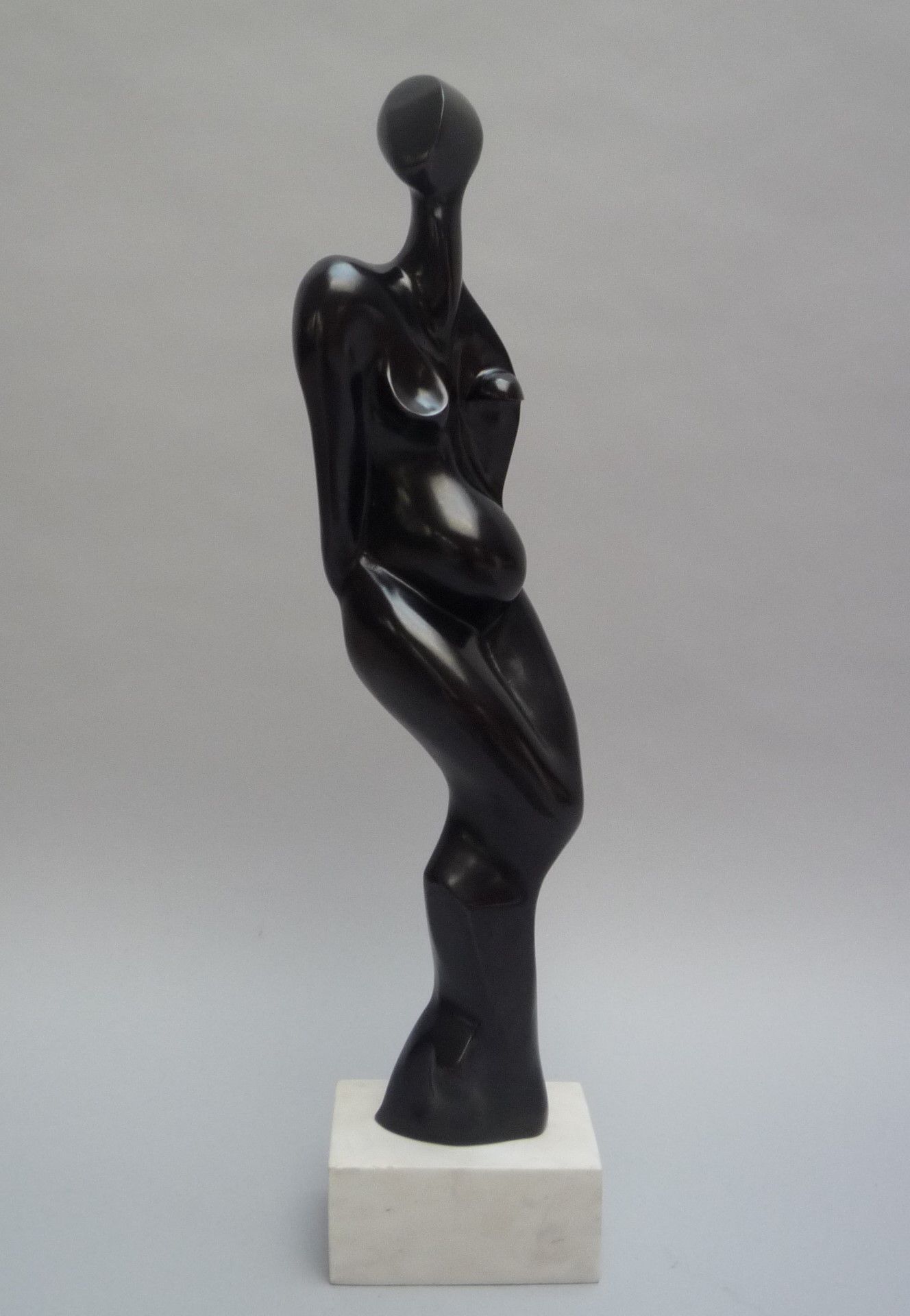 Katarzyna KOBRO (Moscou, 1898 - Lodz, 1951) - Nu debout - Bronze à patine noire , [...]