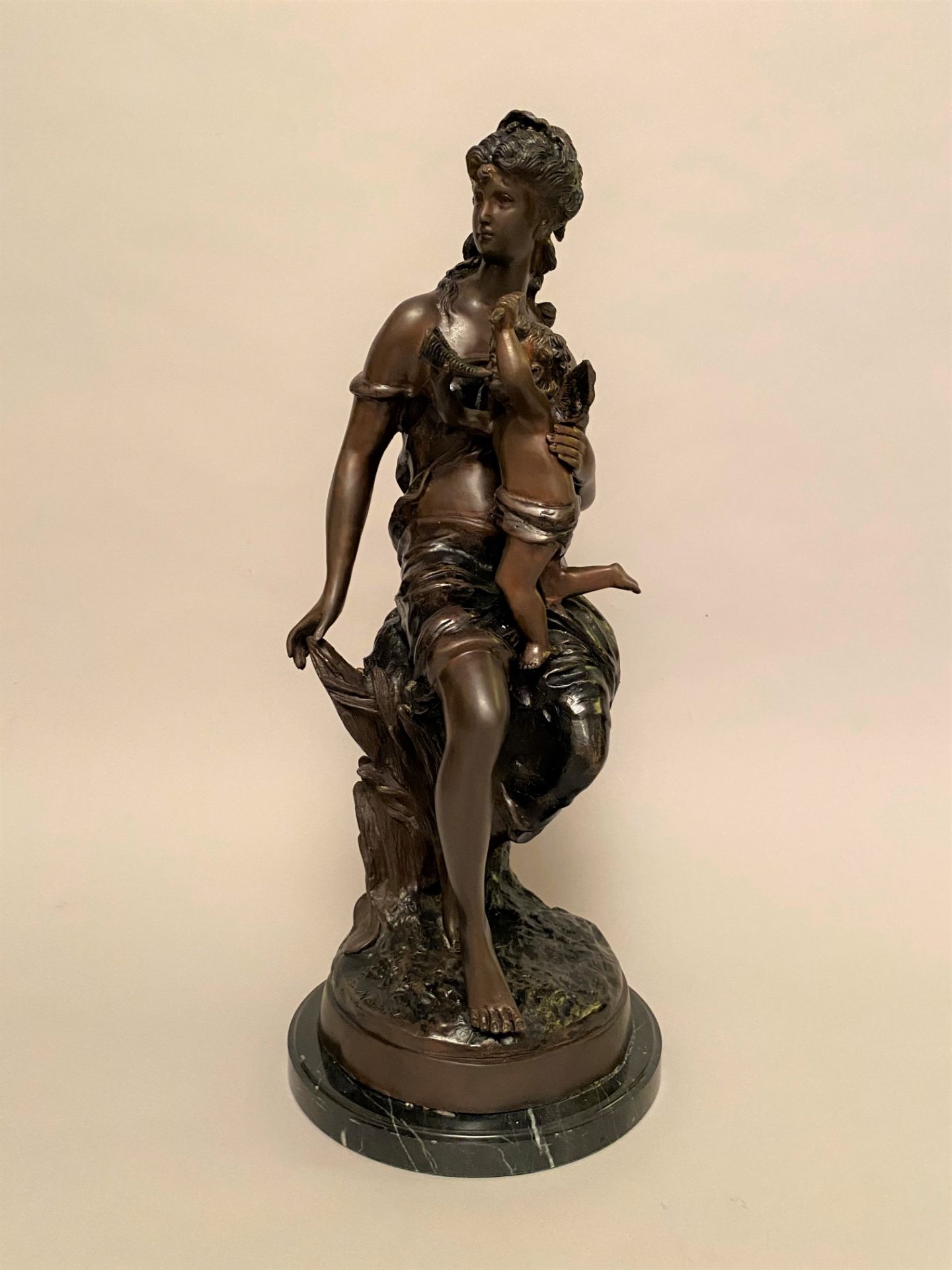 MATHURIN MOREAU (1822-1912) - Jeune femme au cupidon - Bronze à patine brune [...] - Bild 2 aus 6
