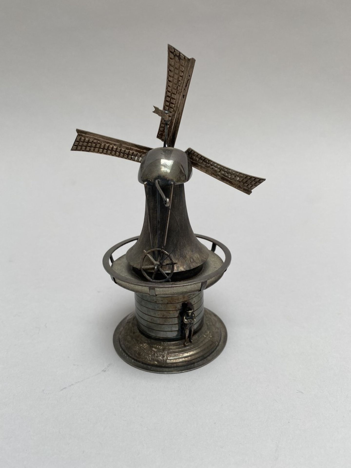 Boîte à épices en forme de moulin à vent - Pologne, c. 1920 - Haut. :13 cm - [...]