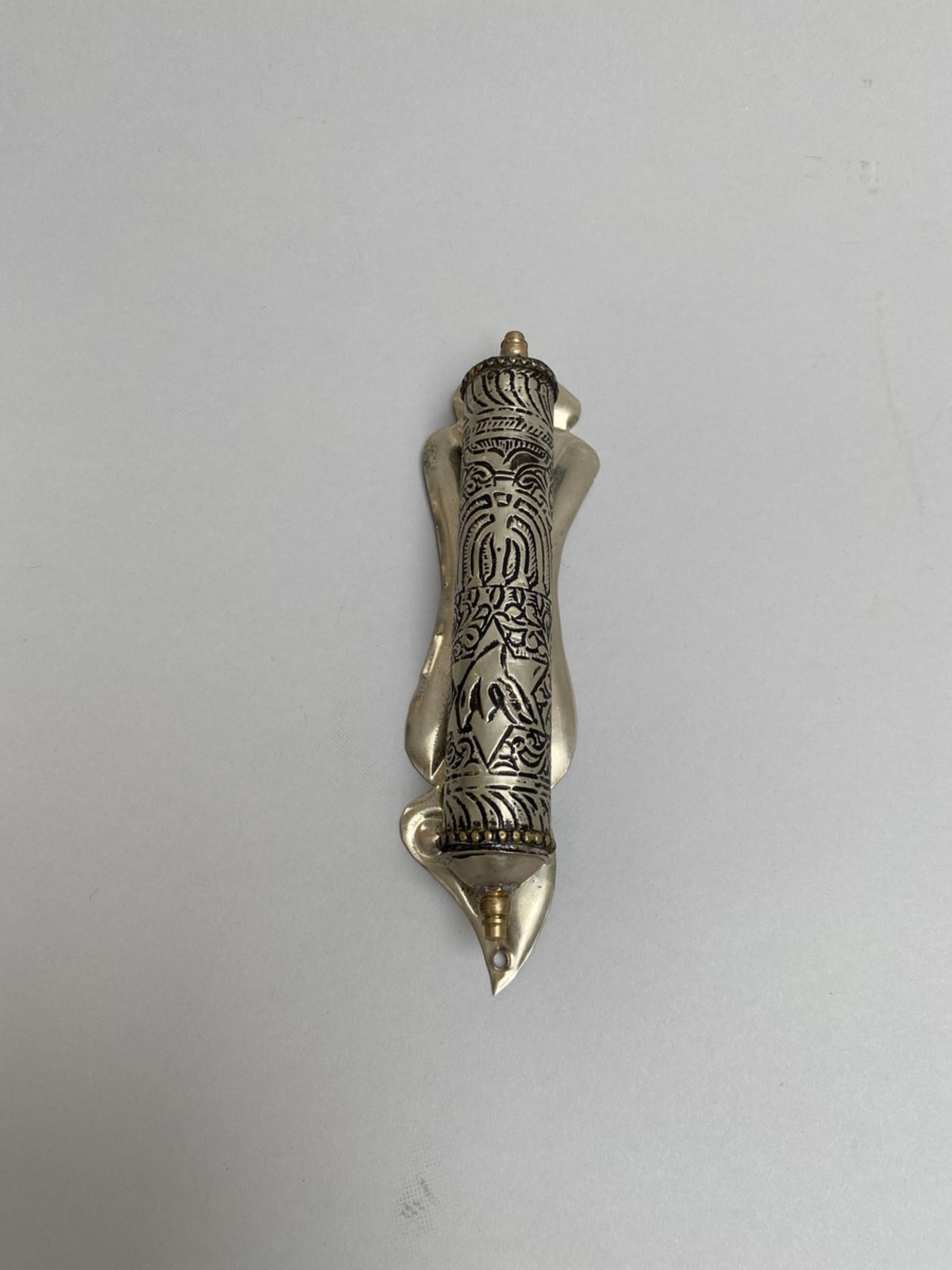 Mezuzah en argent - Maroc, c. 1960 - Long. :19,5 cm - Mezuzah in silver - [...]