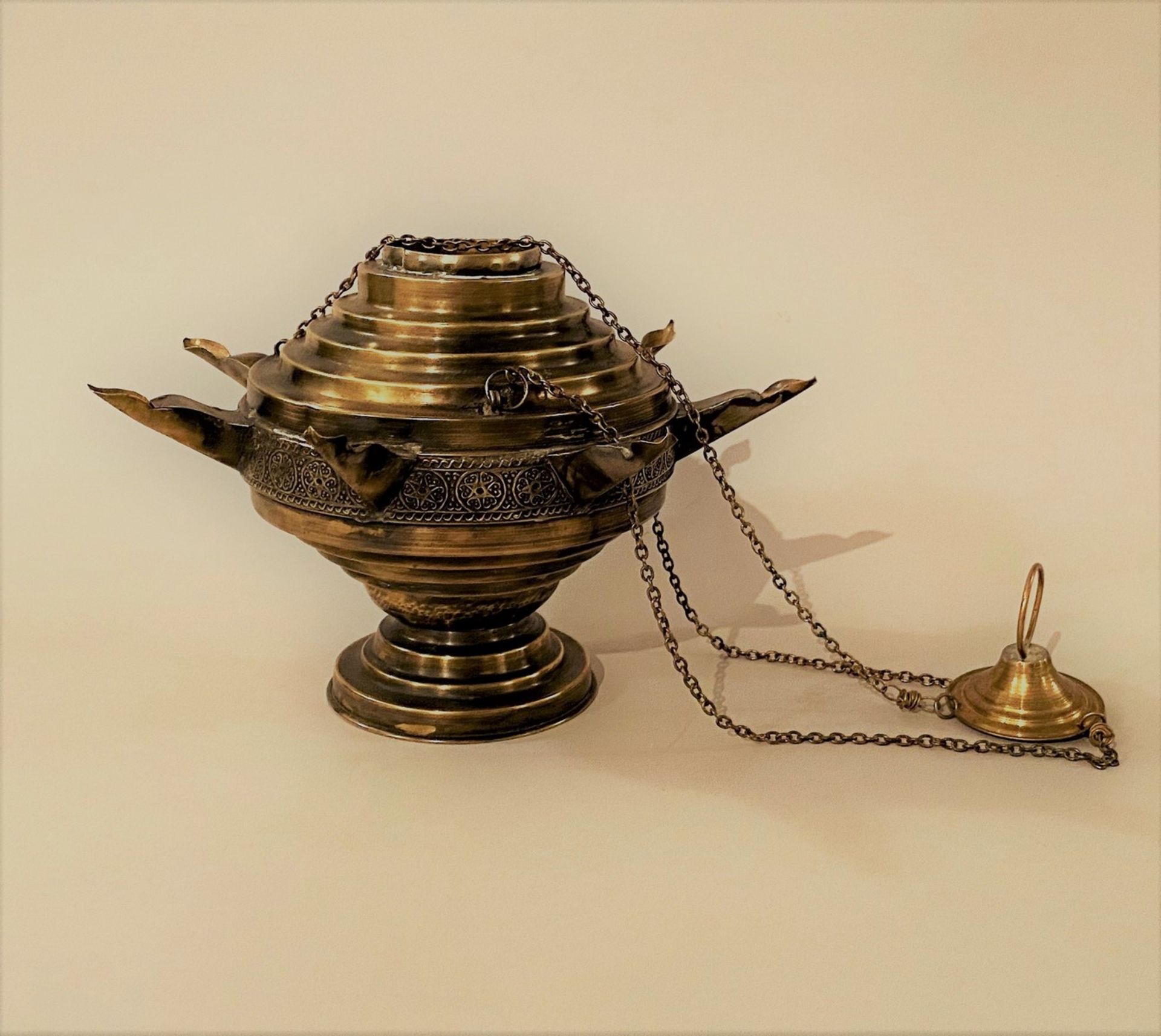 Lampe de synagogue en metal doré, Ner Tamid - Maroc, circa 1950 - Haut. :19 cm - [...]