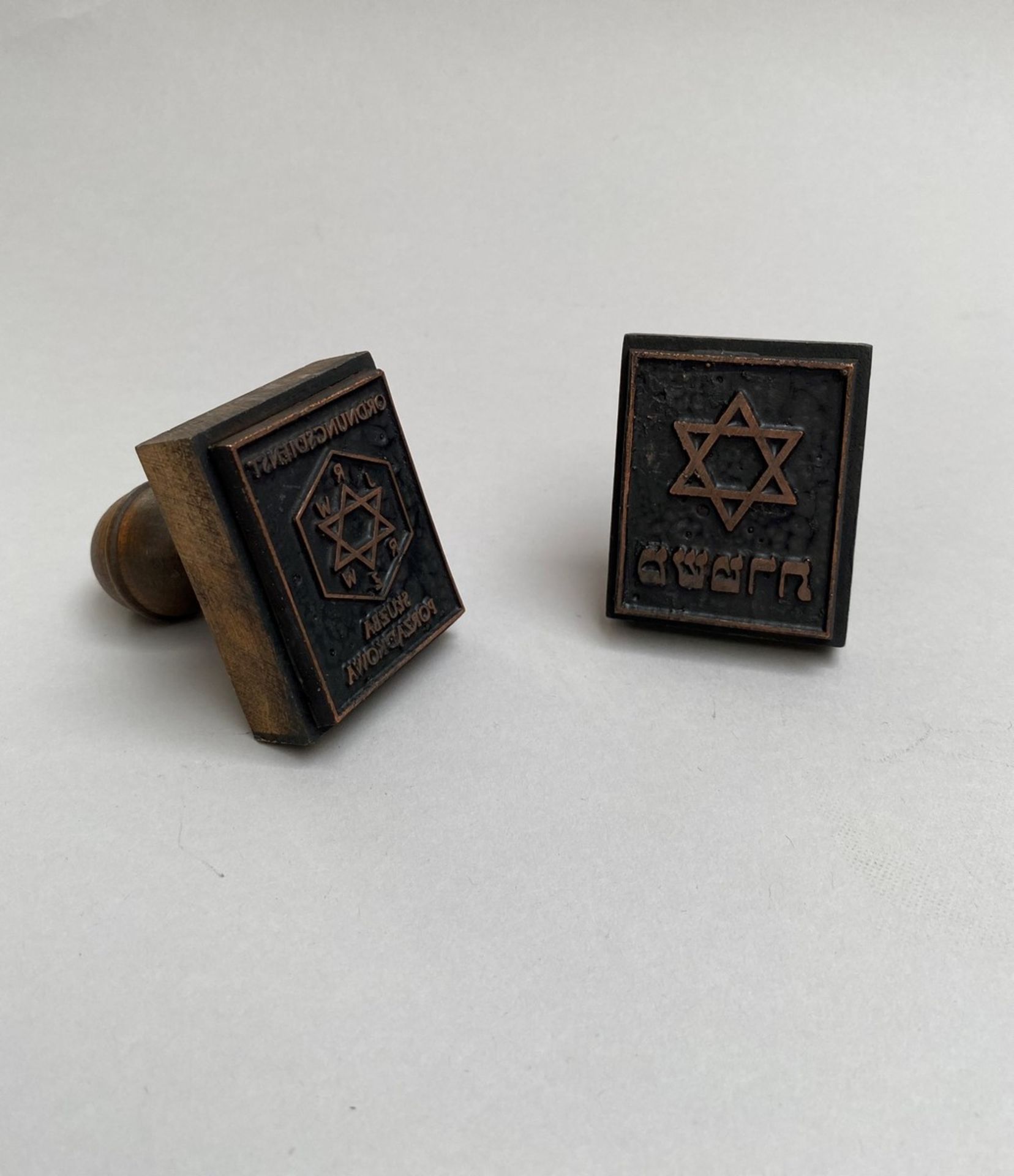 Deux Tampons du troisième Reich en bois, utilisé pour marquer les documents juifs [...]