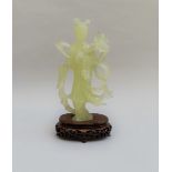 Sculpture en jade céladon figurant une déesse du Printemps. Haut. : 20,5 cm - [...]