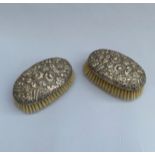 Deux brosses en argent repoussé de la maison KIRK & Son, monogrammé. - Pds brut: [...]