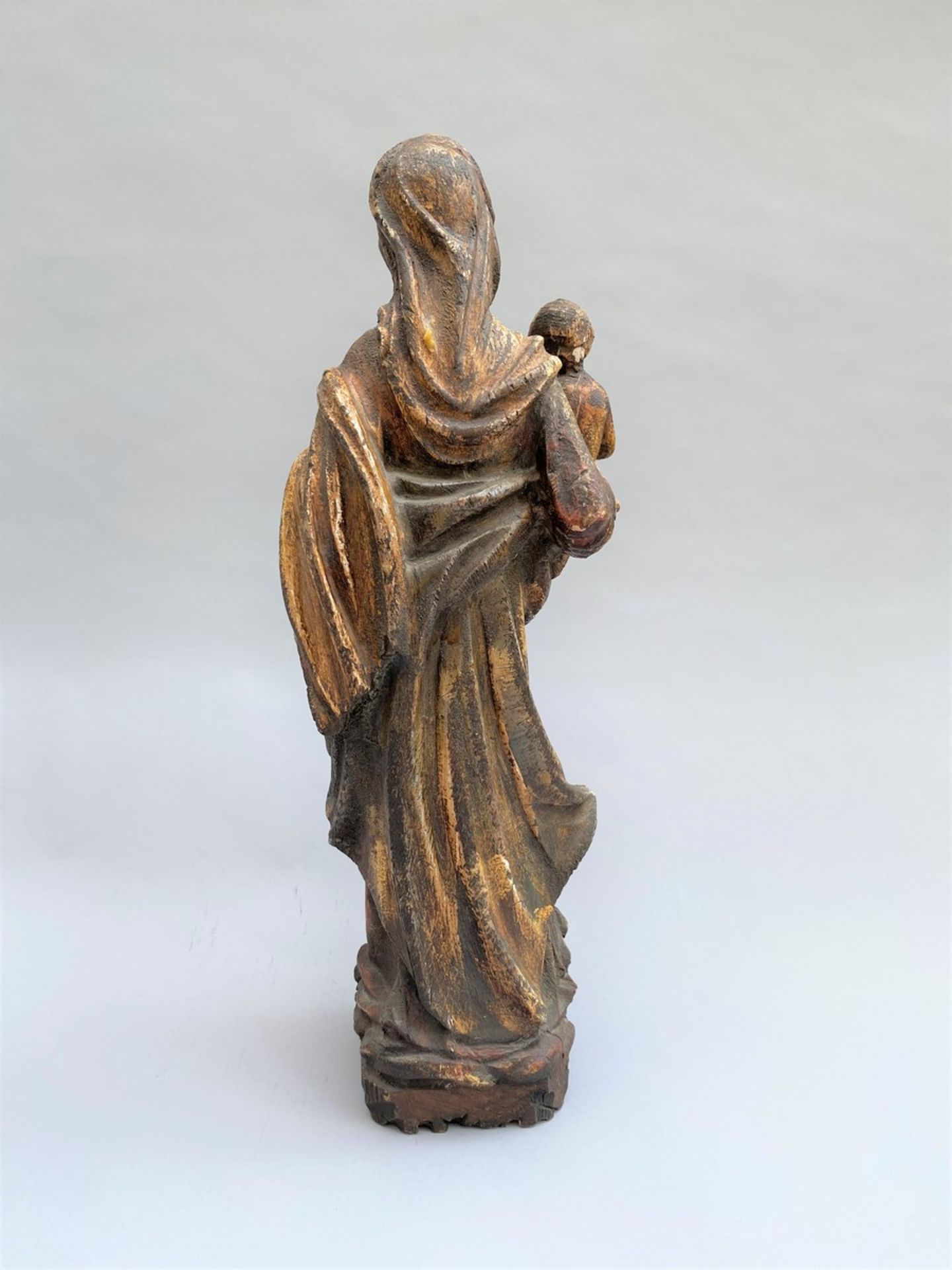 VIERGE à l'Enfant en bois sculpté en ronde-bosse. - XVIIIe siècle. - Haut. : 53 cm - - Image 4 of 4