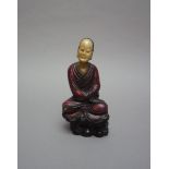 Lohan assis en méditation sur un rocher vêtu d'une robe monastique utarasanga, le [...]