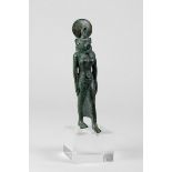 Statuette de la déesse Sekhmet anthropomorphe à tête de lionne. - Elle est [...]