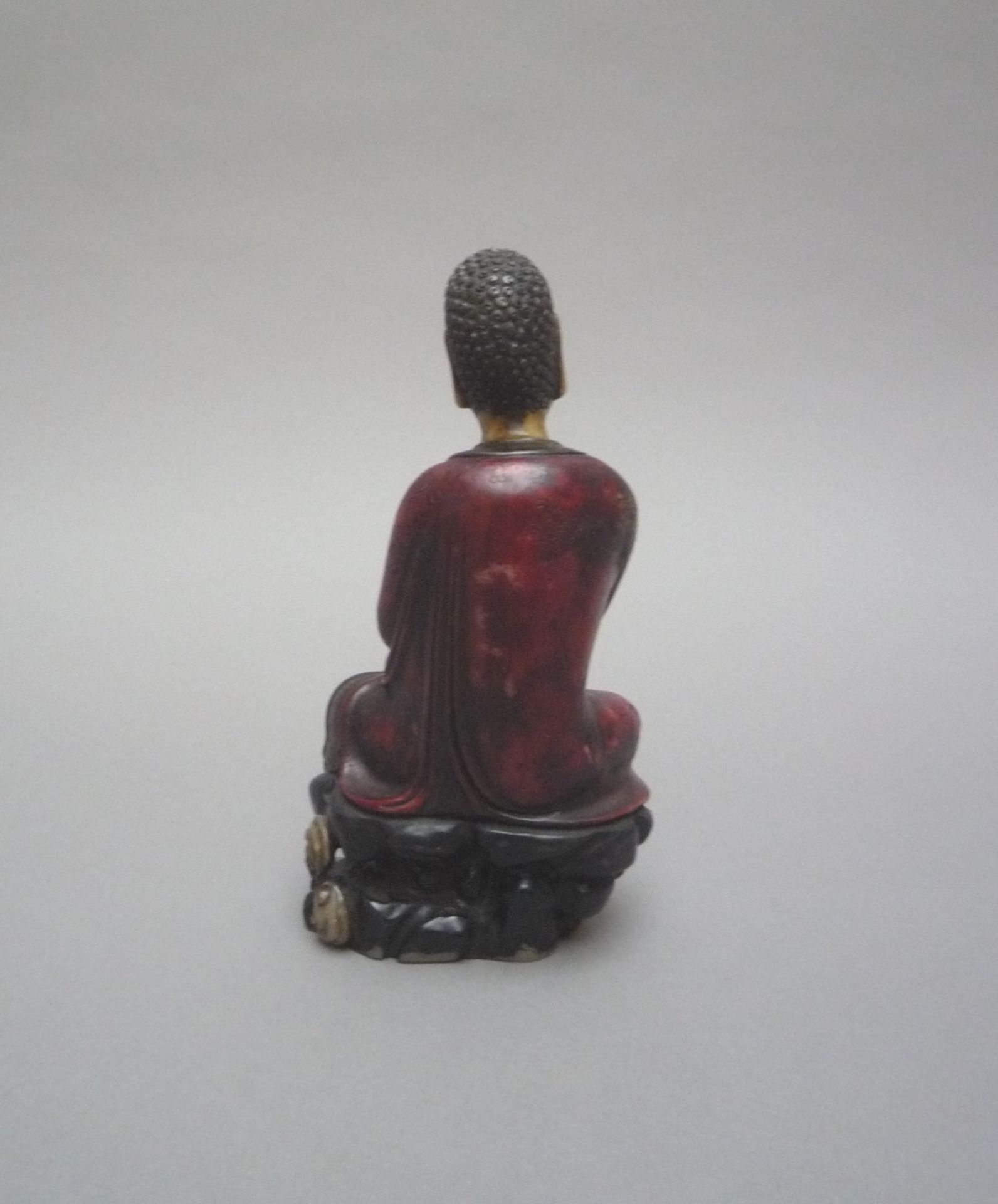 Lohan assis en méditation sur un rocher vêtu d'une robe monastique utarasanga, le [...] - Image 2 of 2