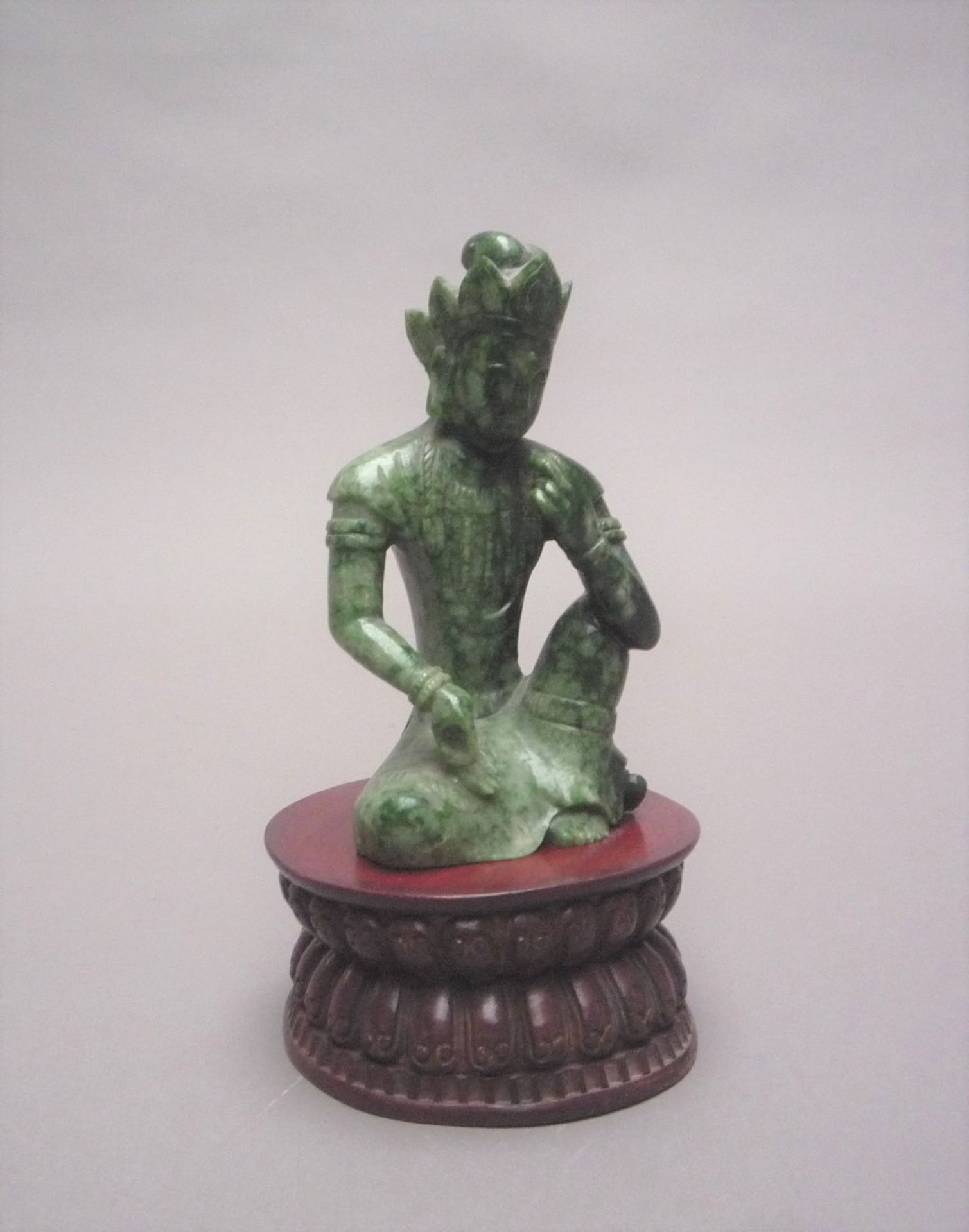 Lokeshvara assis en délassement royal . jade épinard . Chine 17ème siècle. Haut : [...] - Image 2 of 3