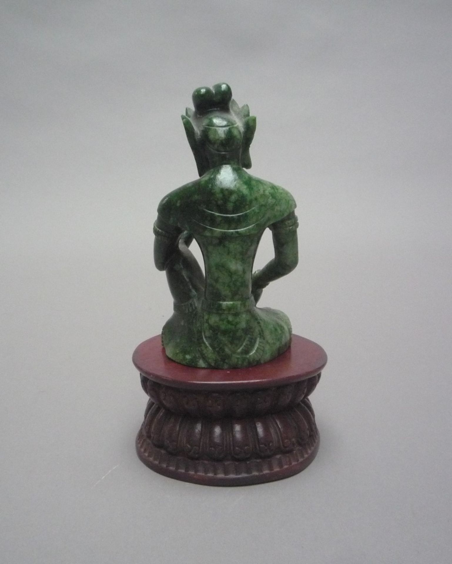 Lokeshvara assis en délassement royal . jade épinard . Chine 17ème siècle. Haut : [...] - Image 3 of 3
