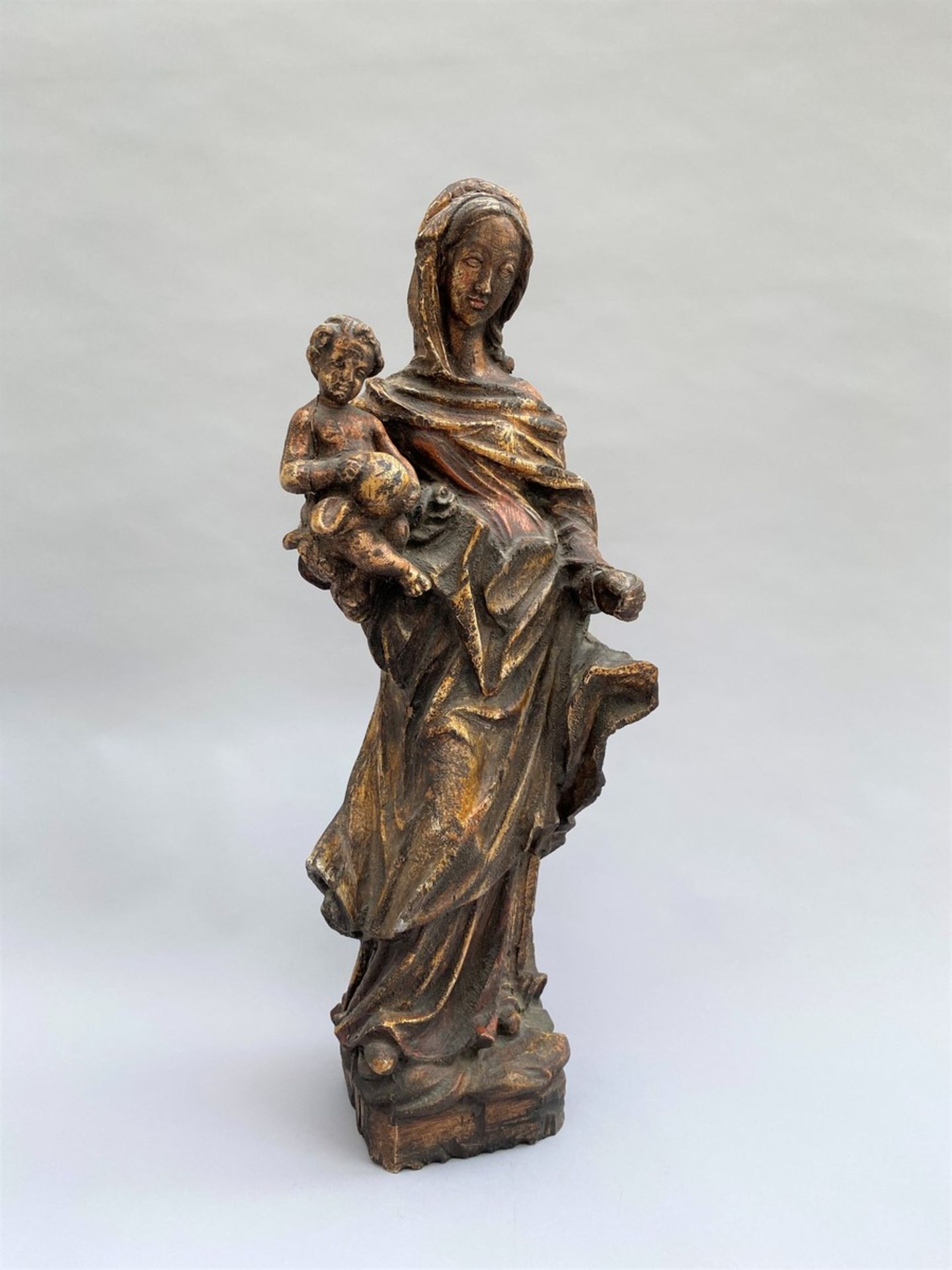 VIERGE à l'Enfant en bois sculpté en ronde-bosse. - XVIIIe siècle. - Haut. : 53 cm -