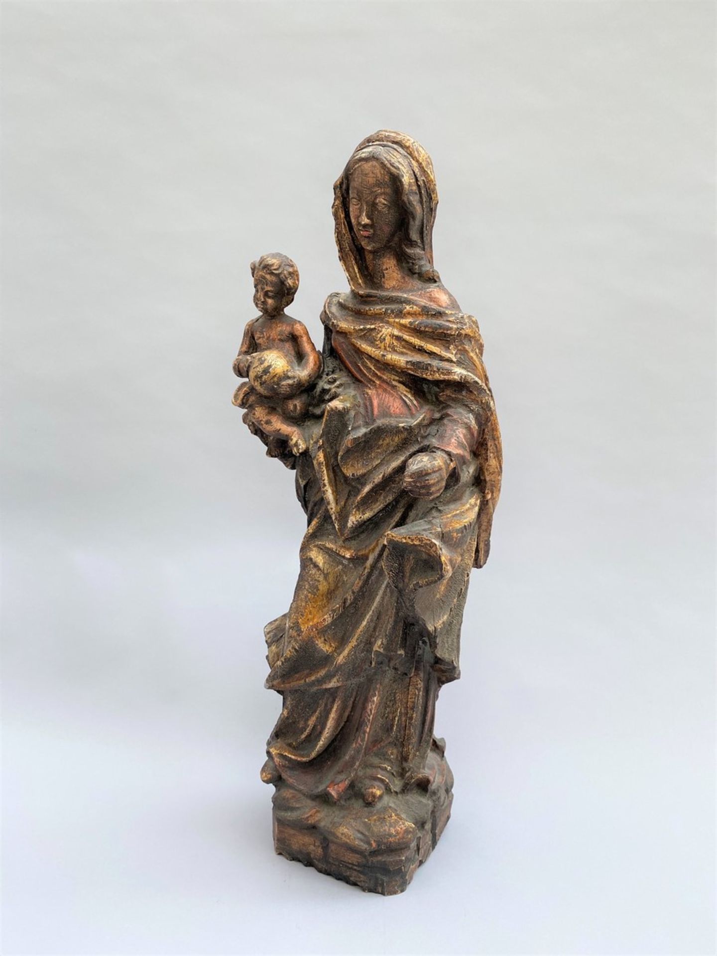 VIERGE à l'Enfant en bois sculpté en ronde-bosse. - XVIIIe siècle. - Haut. : 53 cm - - Image 2 of 4