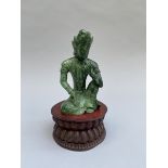 Lokeshvara assis en délassement royal . jade épinard . Chine 17ème siècle. Haut : [...]