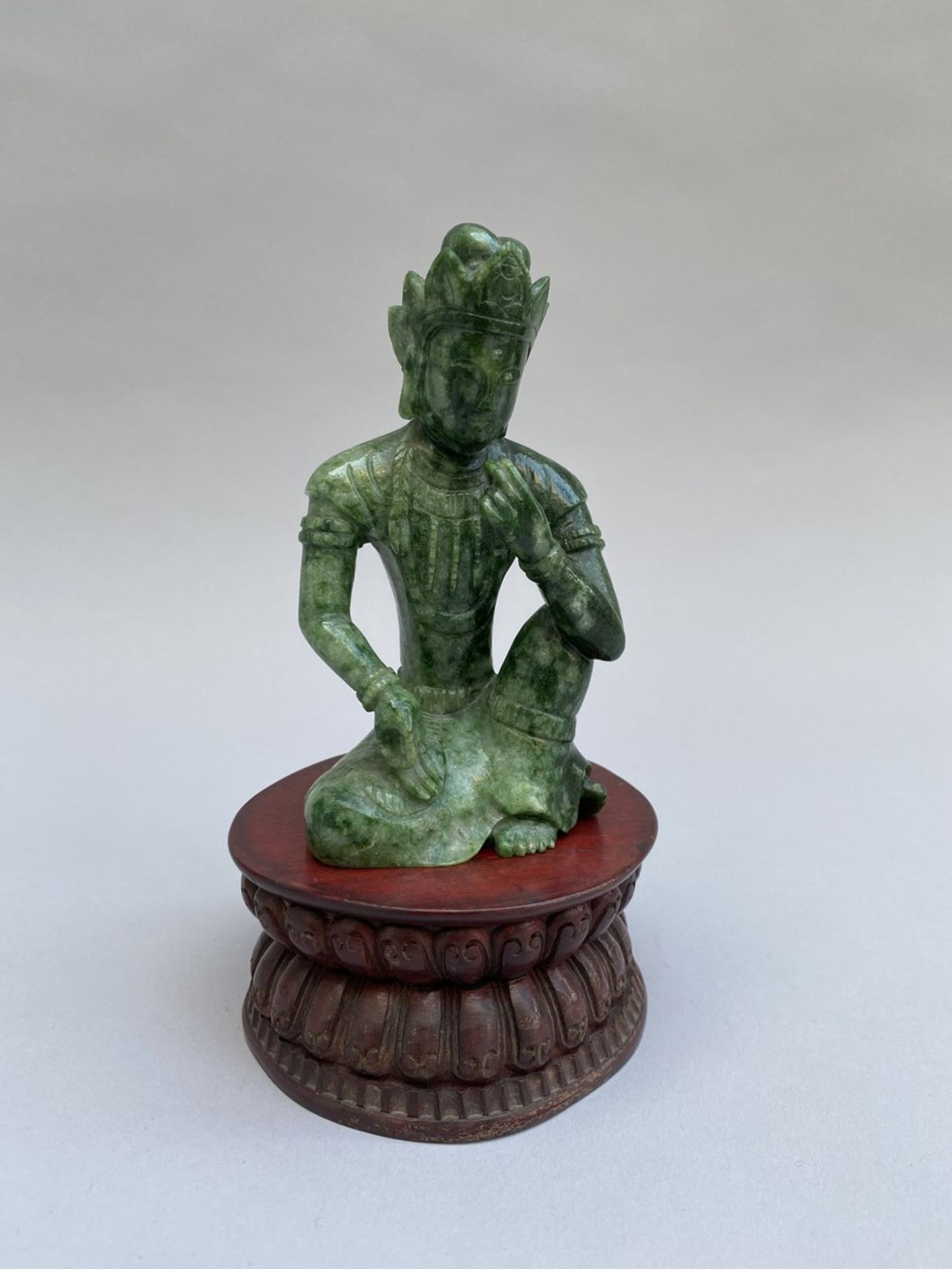 Lokeshvara assis en délassement royal . jade épinard . Chine 17ème siècle. Haut : [...]