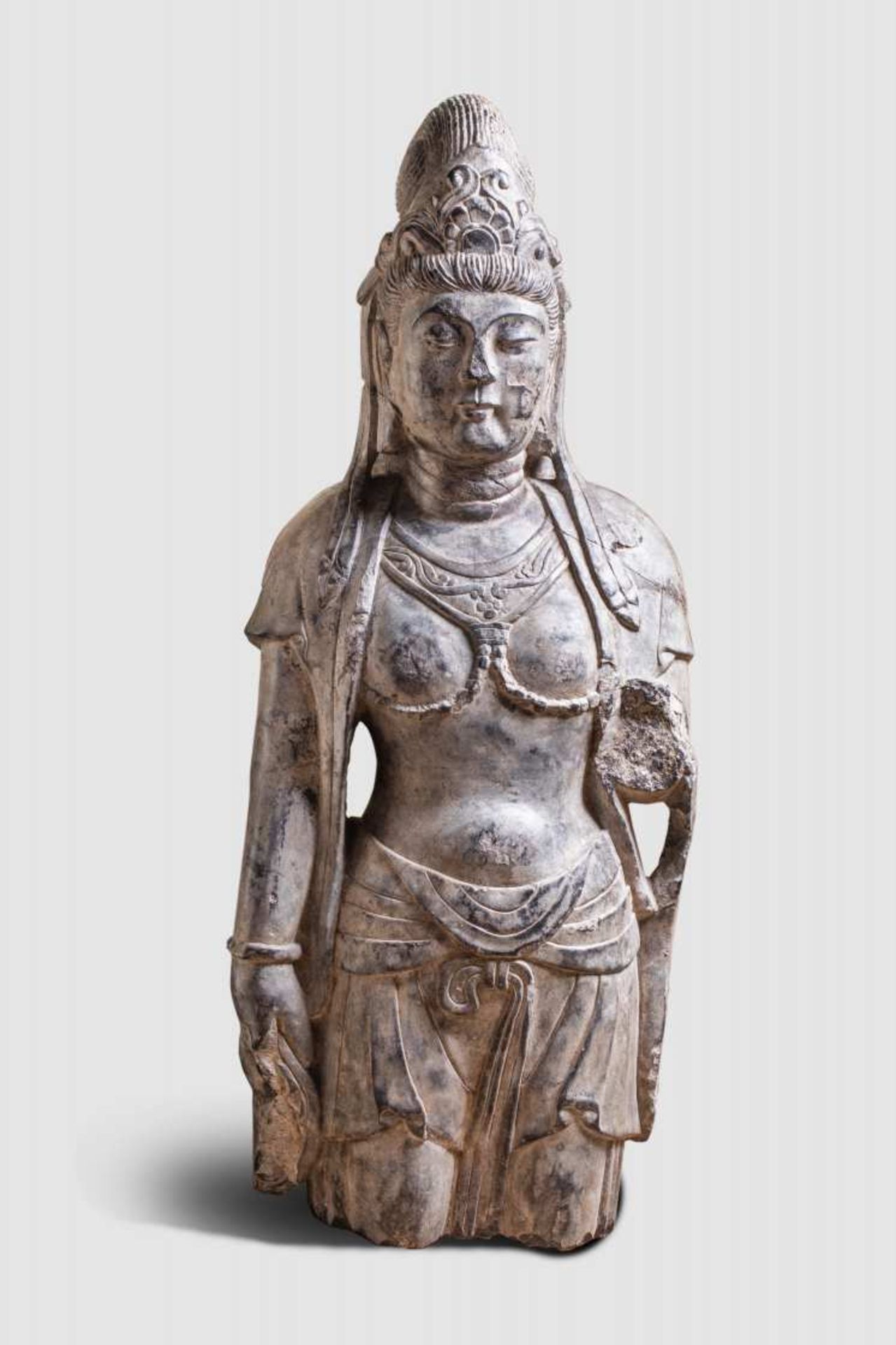 Boddhisattva - Chine Dynastie QingEn pierre grise, le Boddhisattva Kwan yin figuré vêtu d'un pagne