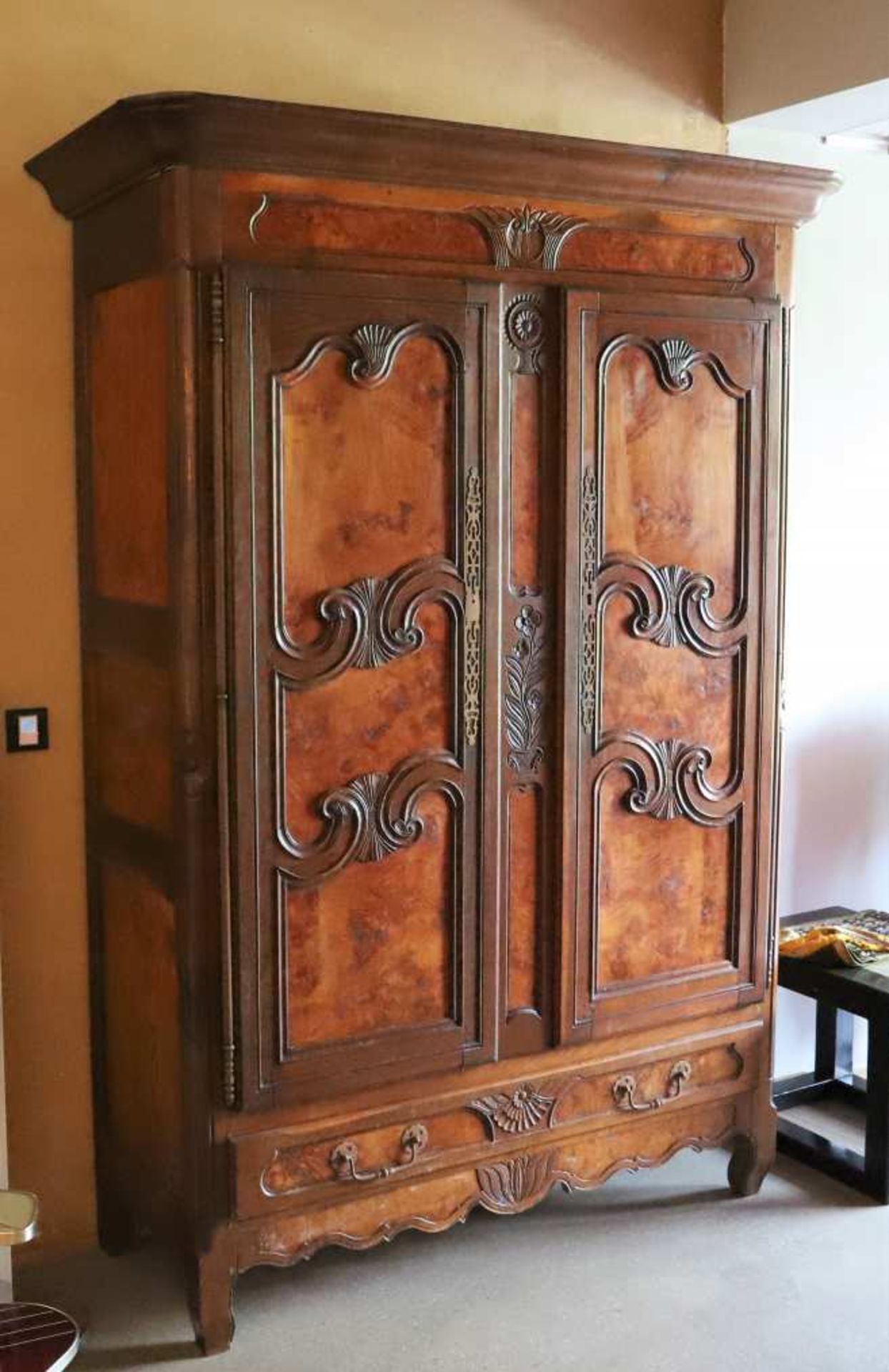 Jolie petite armoire Bressane Louis XVBati en bois de chêne finement sculpté. Ouvrant par deux