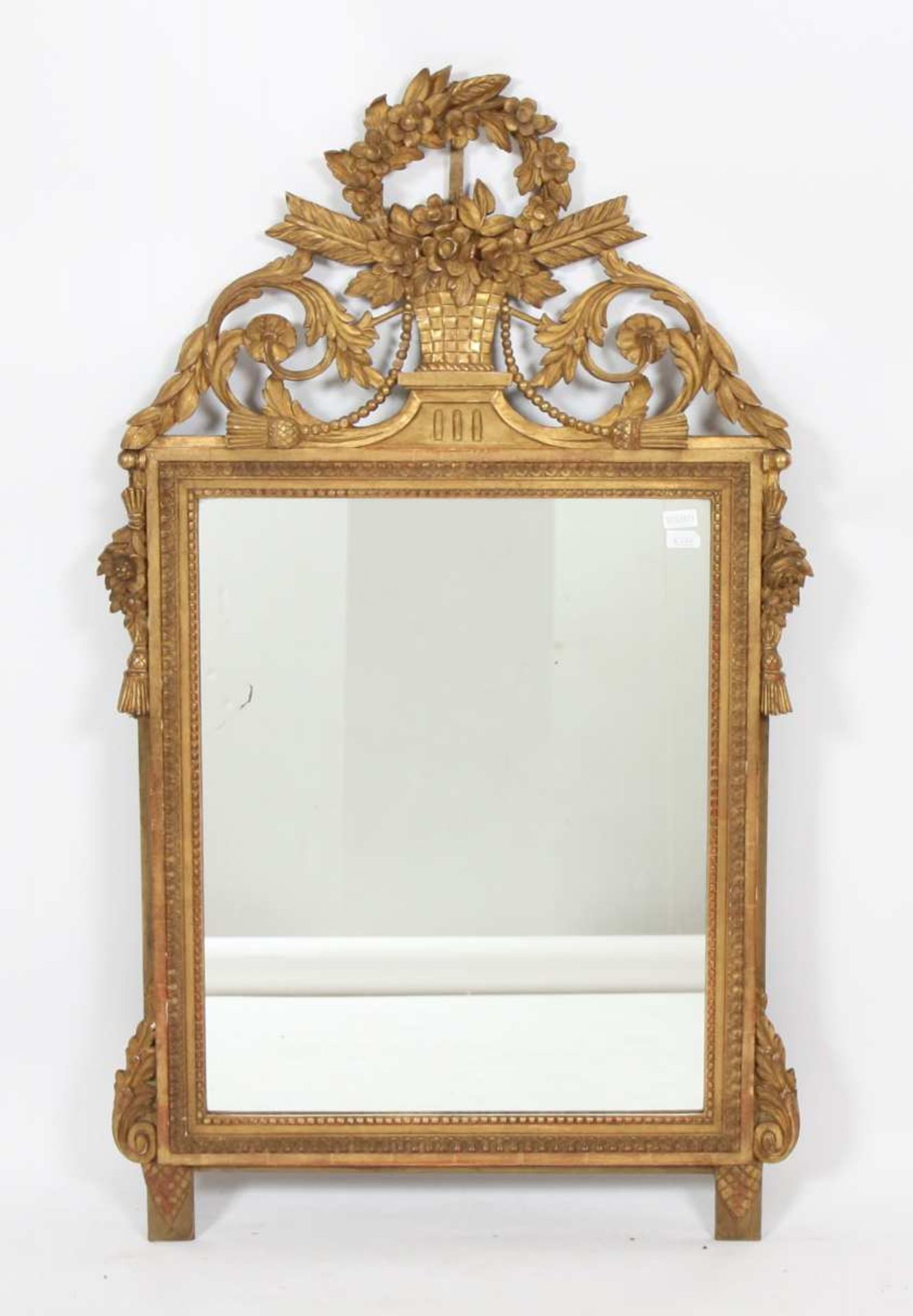 Important miroir en bois doré Louis XVI En bois sculpté et doré, à fronton ajouré et décoré d'un