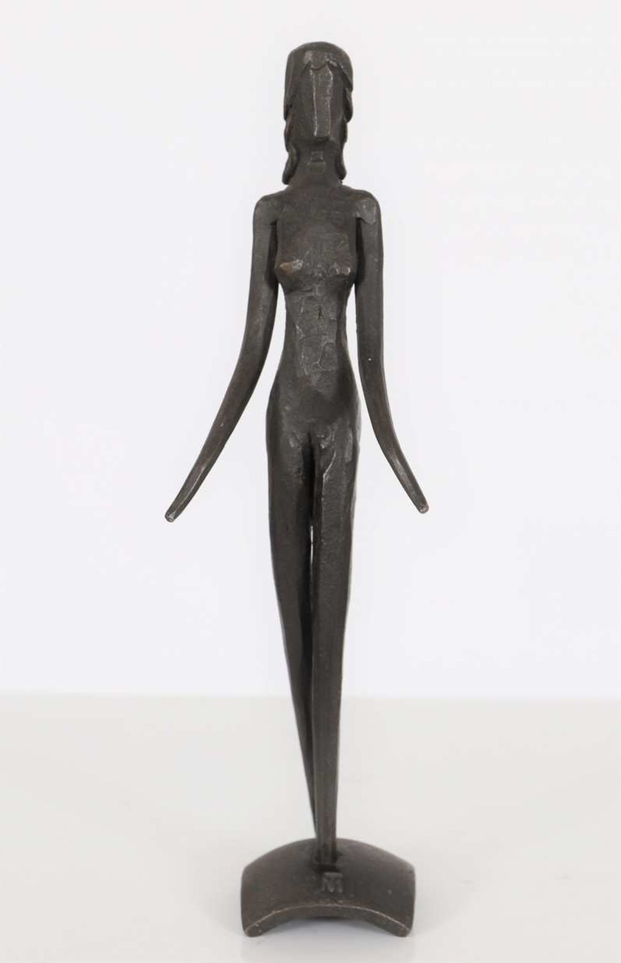 Silhouette de femmeEn bronze représentant une femme aux longs bras.Signé M sur le terasse.Epoque