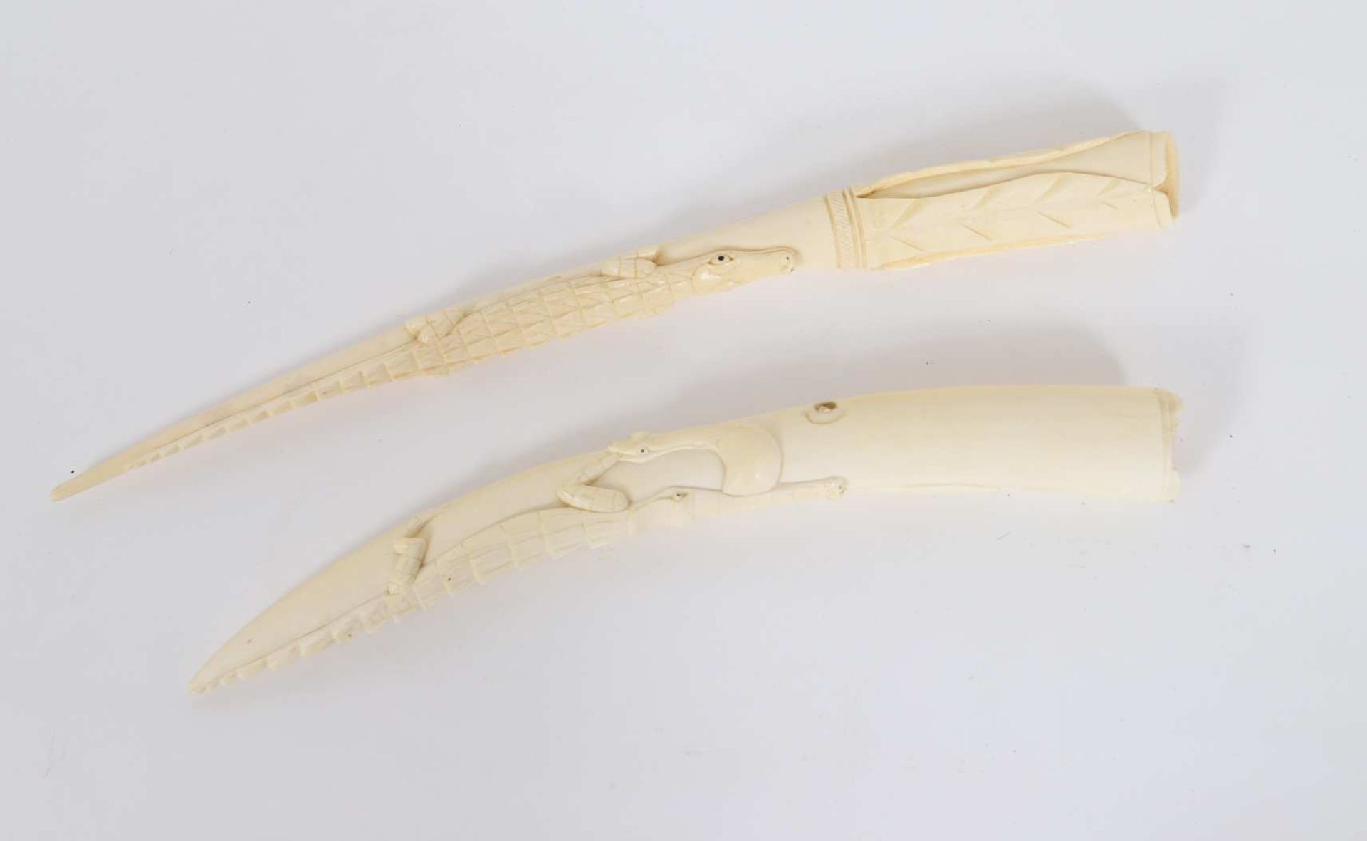Cornes aux crocodilesEnsemble de deux ivoires sculptés en forme de crocodiles.Epoque XXème