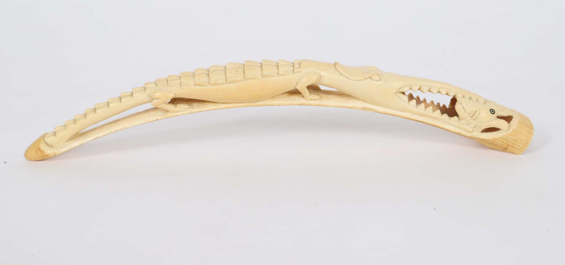 Corne au crocodileIvoire sculpté en forme de crocodile portant un poisson dans sa gueule.Epoque