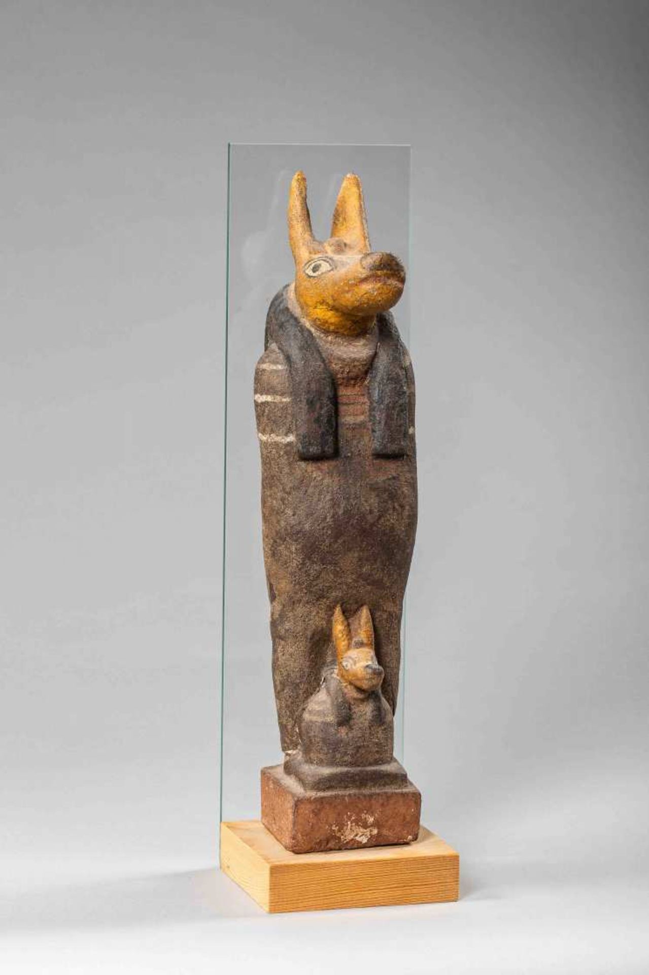 Anubis - EgypteEn stuc polychrome représentant le dieu funéraire égyptien à tête de Chacal.