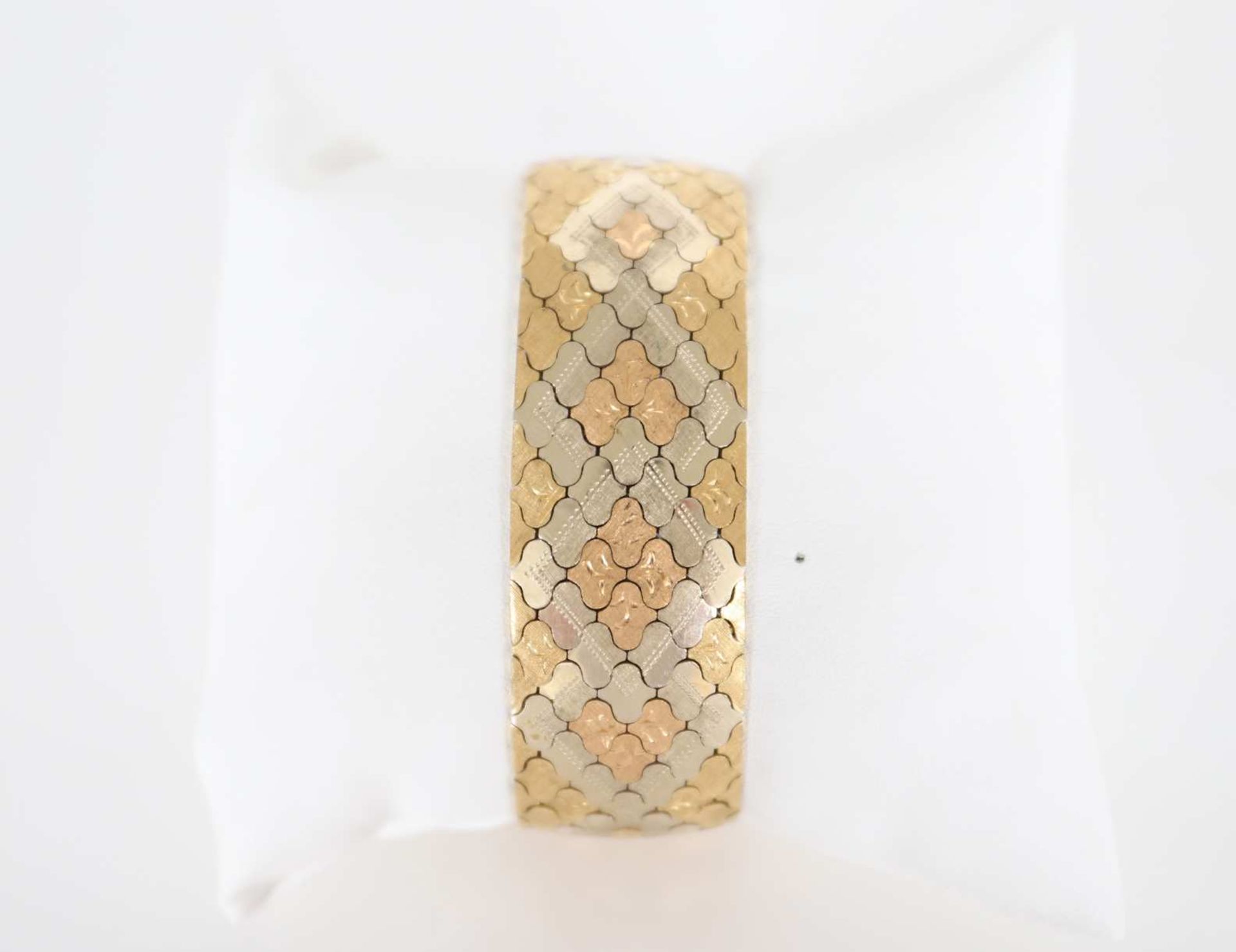 Bracelet platBracelet à maille plate écaille stylisée en Or jaune, blanc et rose de 14k. Fermoir