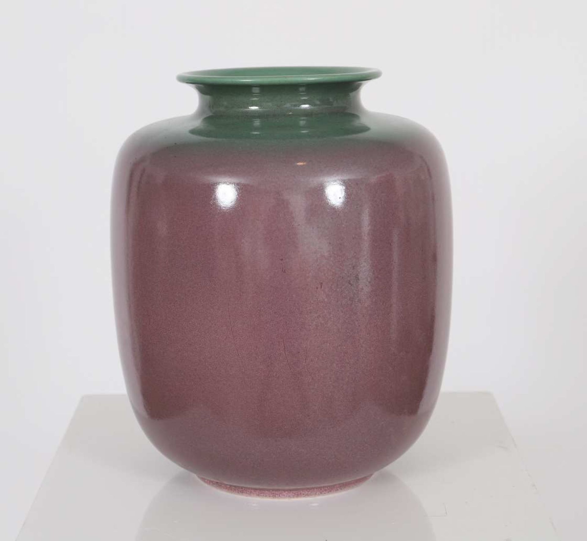 Vase V&BGrand vase de type albarelle aux couleurs vert et mauve.Numéroté 888/1 coul/décor