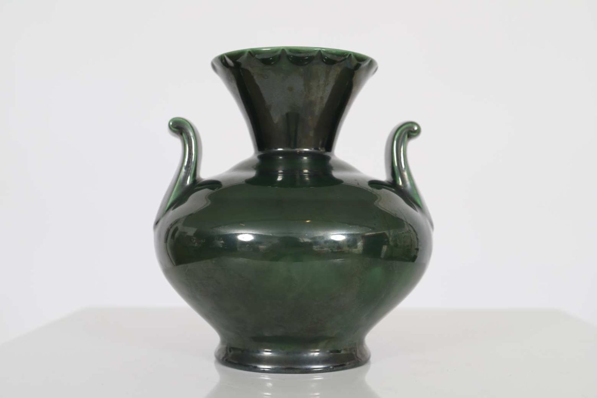 Vase de Ludwig Scherer pour V&BVase balustre avec hanses de couleur vert foncé numéroté 1059/2Cachet
