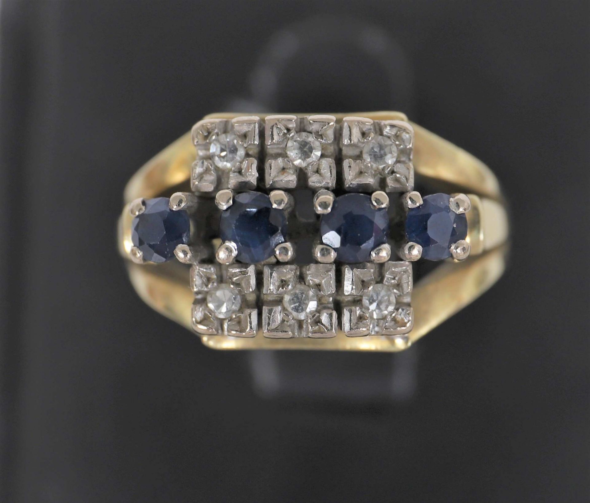 Bague En Or 14k centré de 4 saphirs, entre deux rangs de 3 diamants taille brillant chacun en