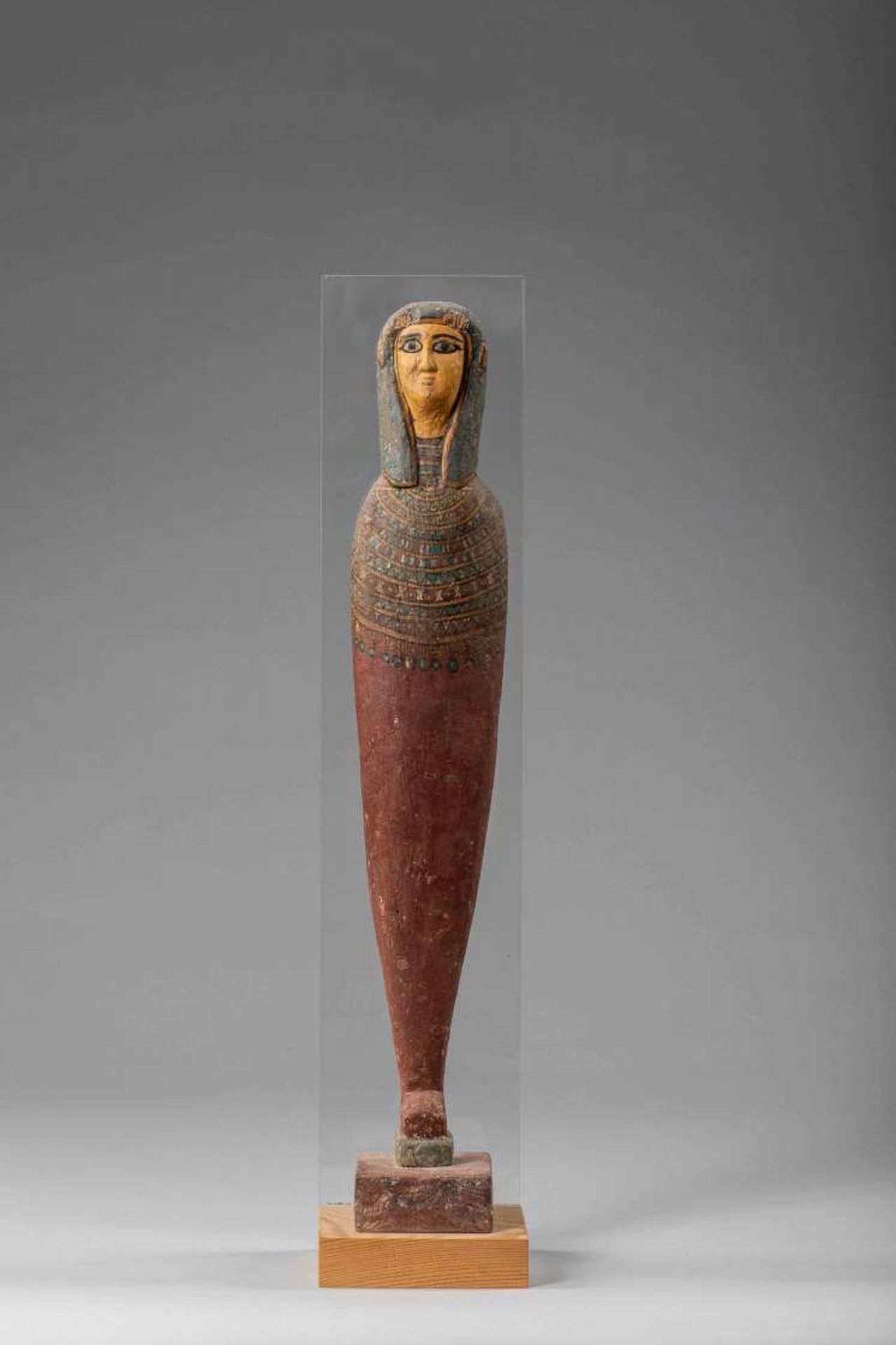 Modèle de sarcophage - EgypteEn Bois stucqué, entoilé et polychromé.EgypteDimensions: H: 54 cm