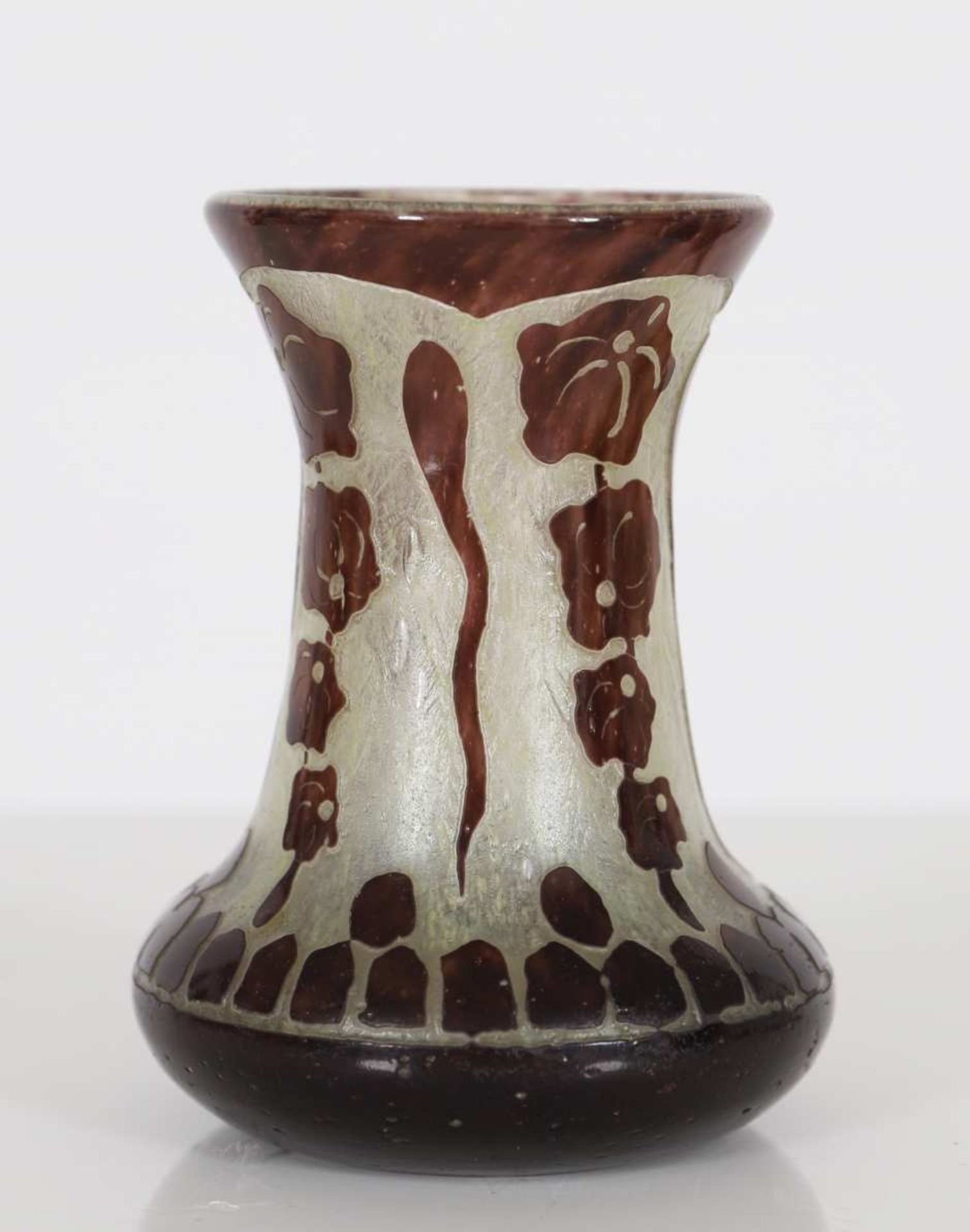 Vase décor de LierrePetit vase soliflore dans le goût du verre français à décor de feuilles de