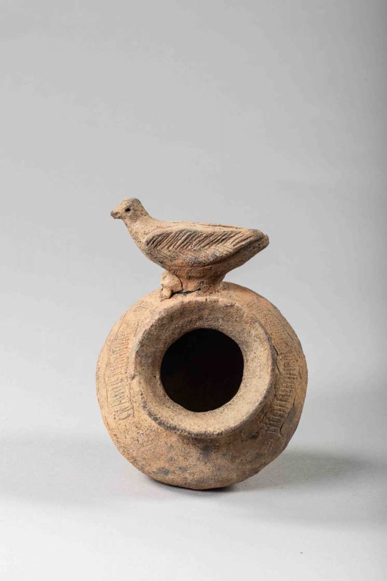 Poterie - ColombieTerre cuite, poterie surmontée d'un oiseau.Colombie - Culture Calima, de style