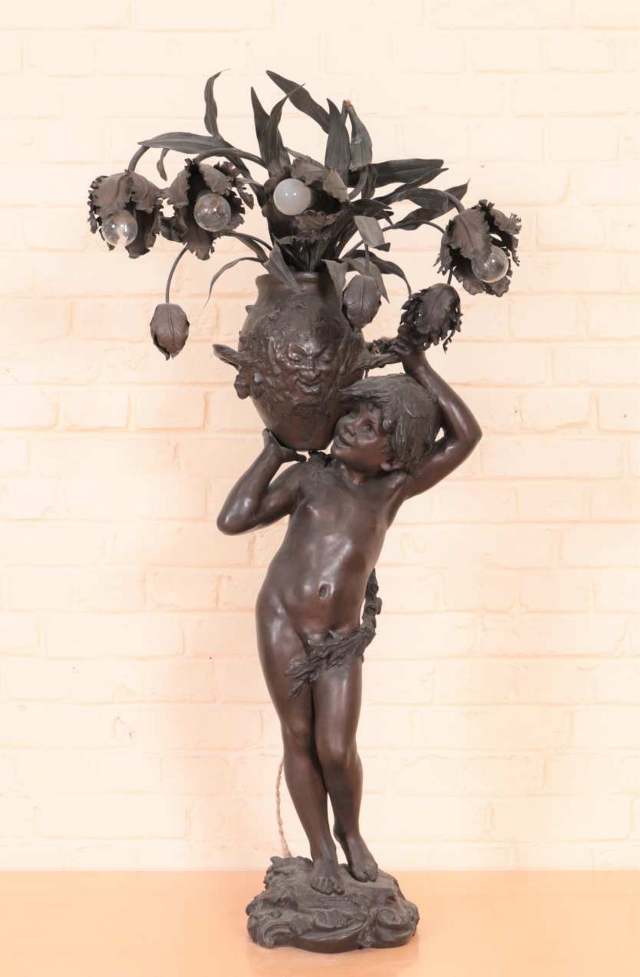 Importante lampe "Putto au vase fleuri" d'Auguste MOREAU (1834-1917)Sculpteur français, fils du