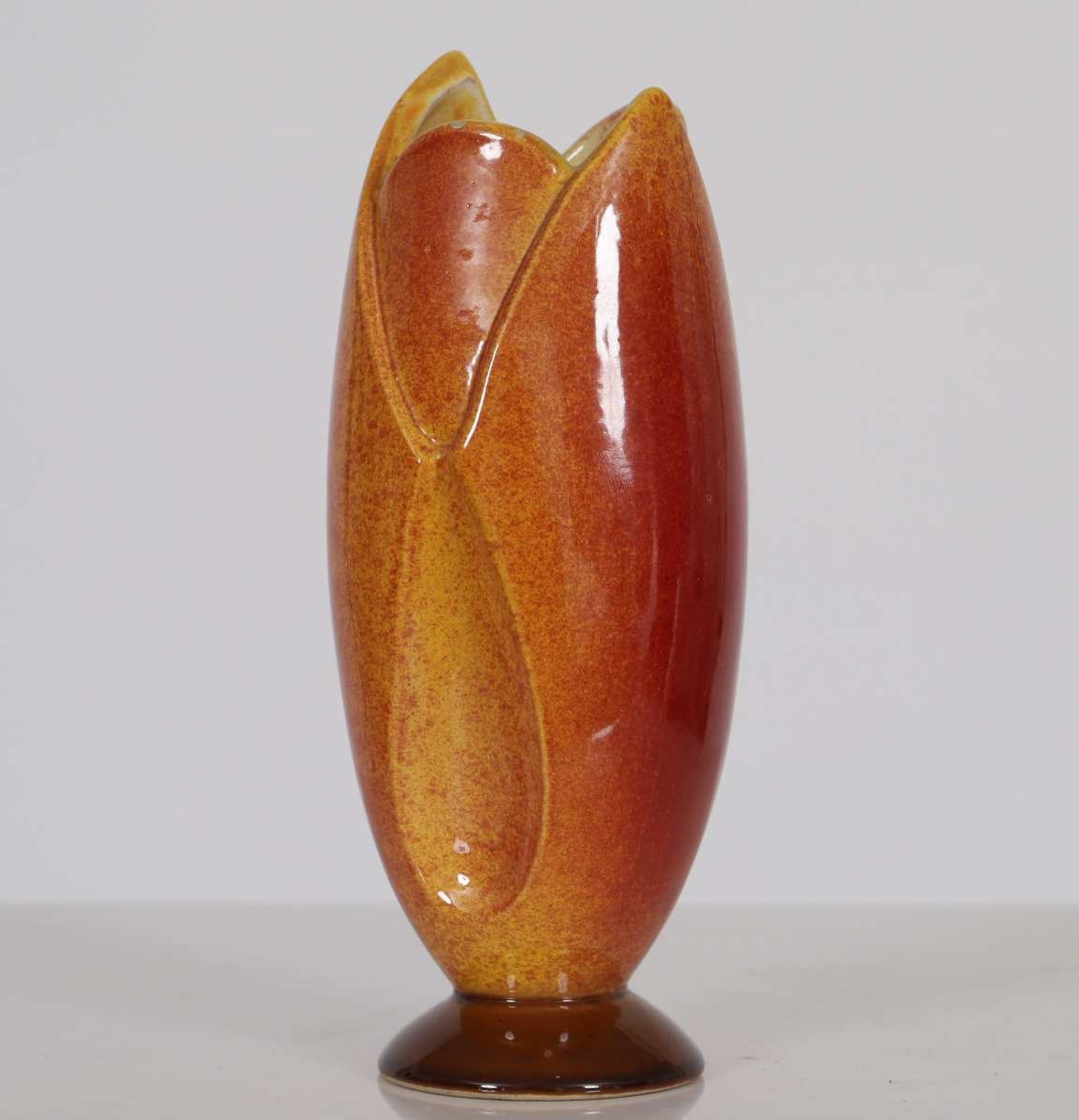 Vase de J. Peters, ReckenthalVase Art Nouveau aux teintes jaune orangé, N°216.Petits éclats au col.